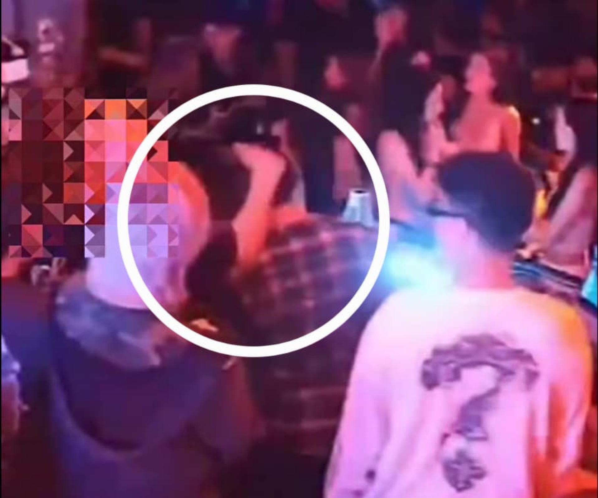 涉案男子不满未播放生日歌，直接用手击打DJ的头。