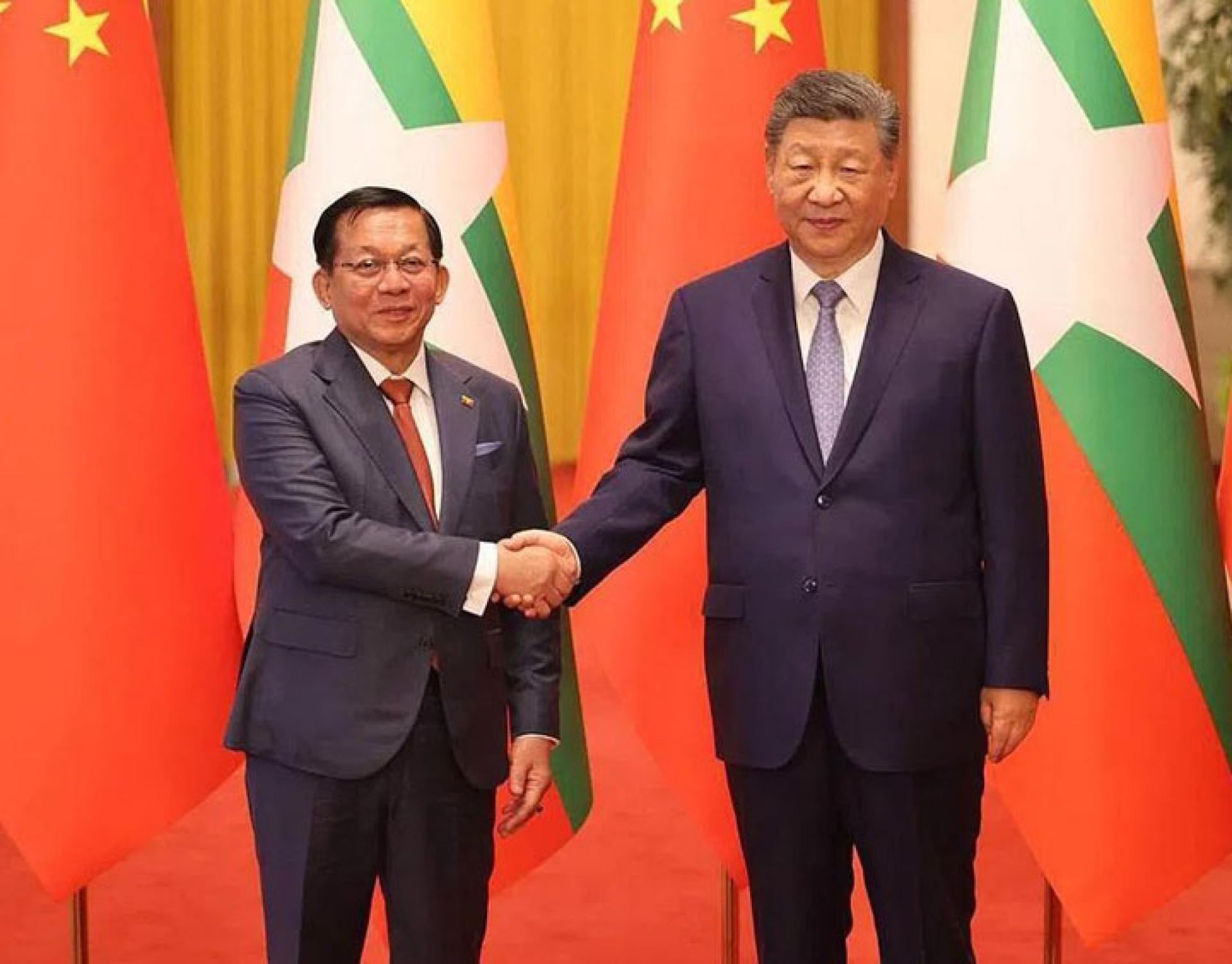 习近平（右）与敏昂莱。
