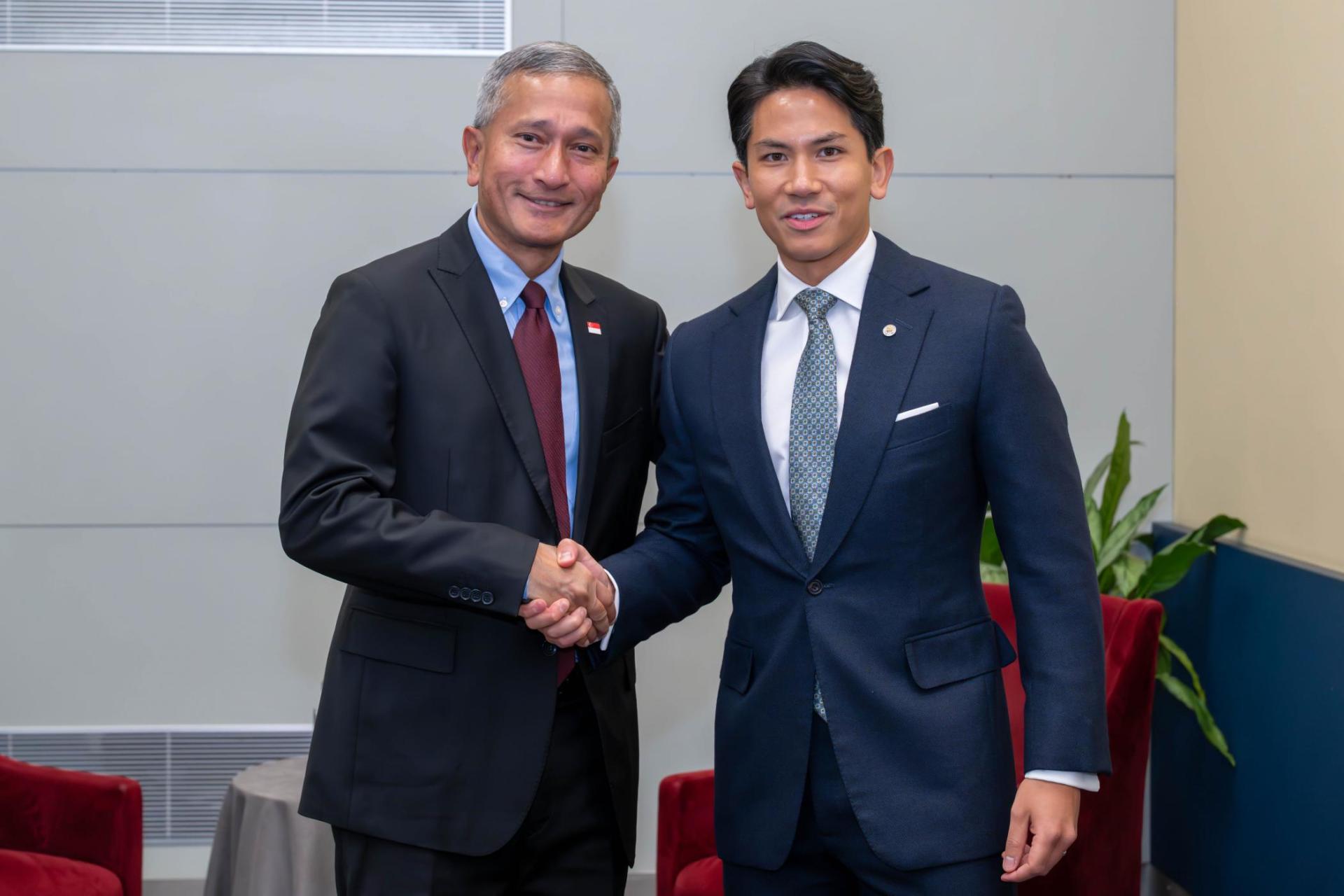 马丁王子与新加坡外交部长维文巴拉克里希南合影