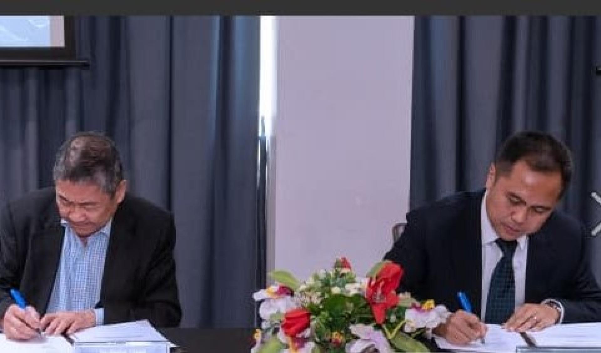 BIL代表Awang Qaviem Yacob和STEMSEL基金会代表Peng Choo签署合作备忘录