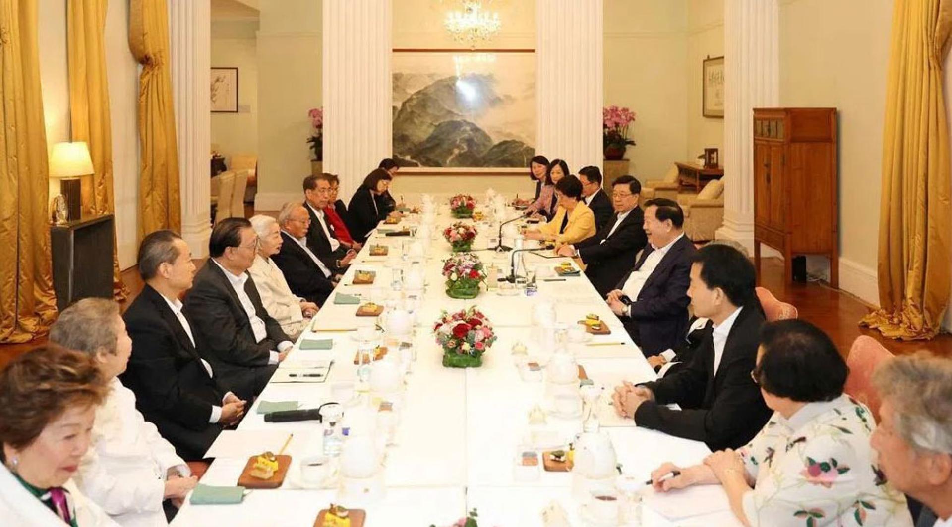 夏宝龙（右四）在香港礼宾府与社会代表人士座谈交流。