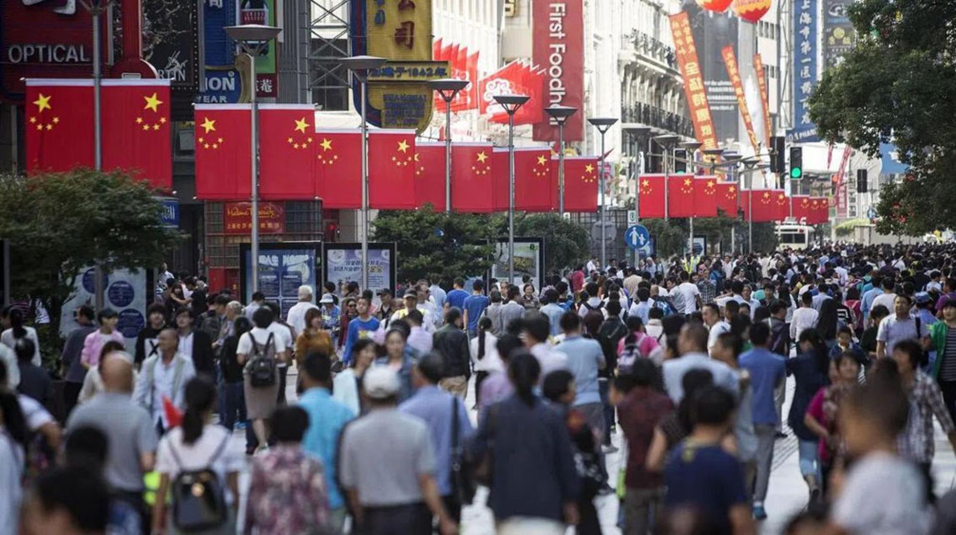 上海的南京步行街街景。