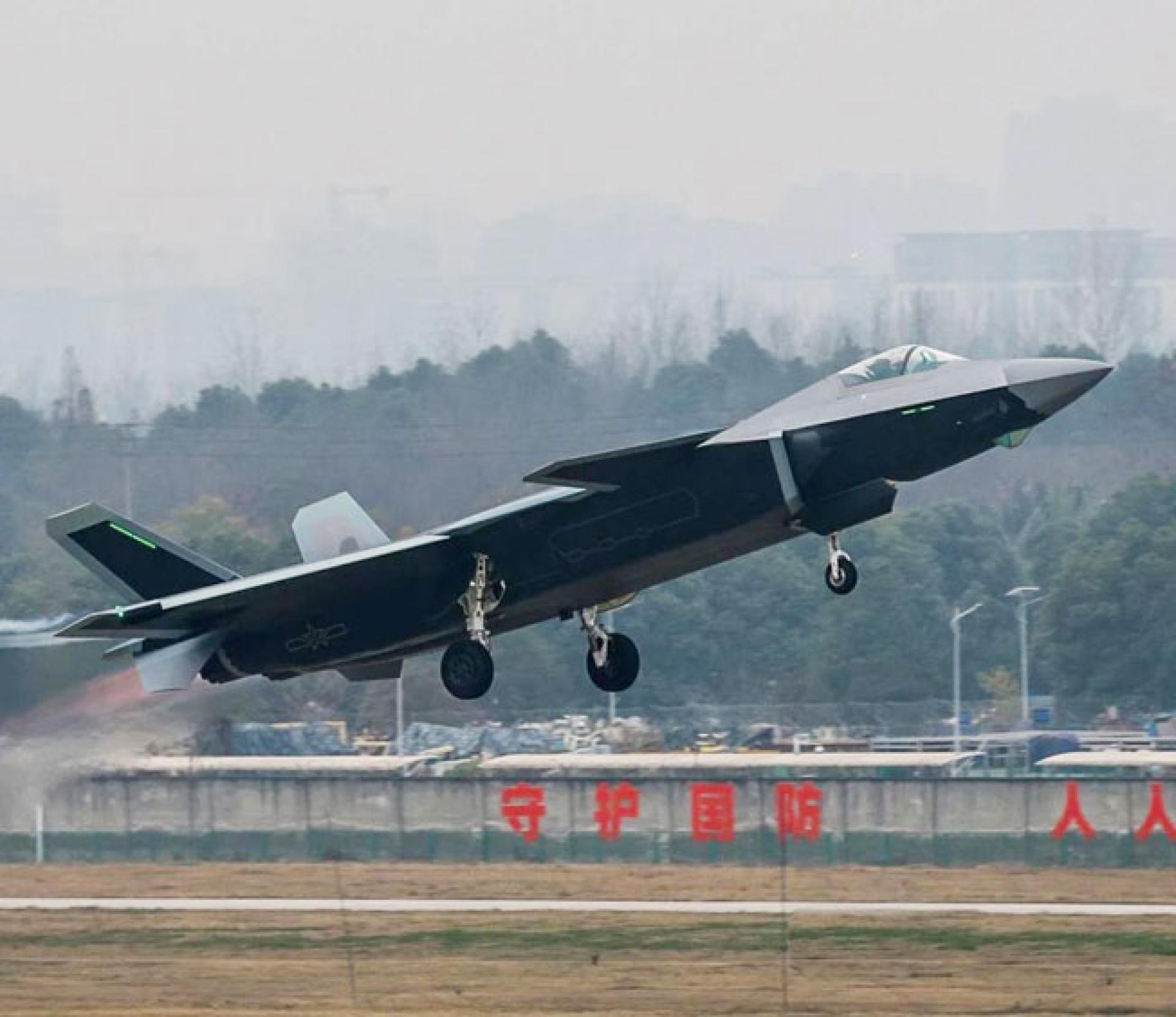 中国人民解放军空军的第五代重型隐形战斗机歼-20（J-20）。