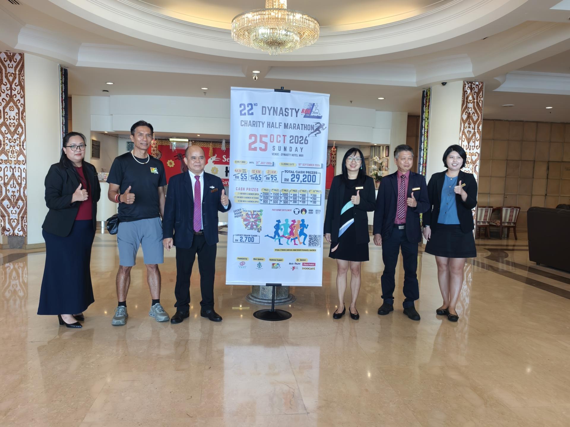 美里贝园酒店第22届慈善义跑活动筹备会成员合影于新闻发布会。左起为筹备会秘书瓦伦泰恩、美里跑步俱乐部主席邓瑞民、筹备会主席史丹里吉纳及副筹备会主席苏佩甄等。