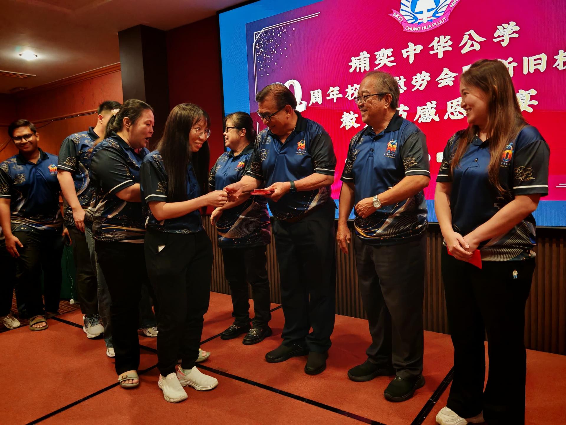 董事长蔡刚明（右3）颁发教师节感恩红包予全体教师，以表扬教师们长期以来的付出与奉献。