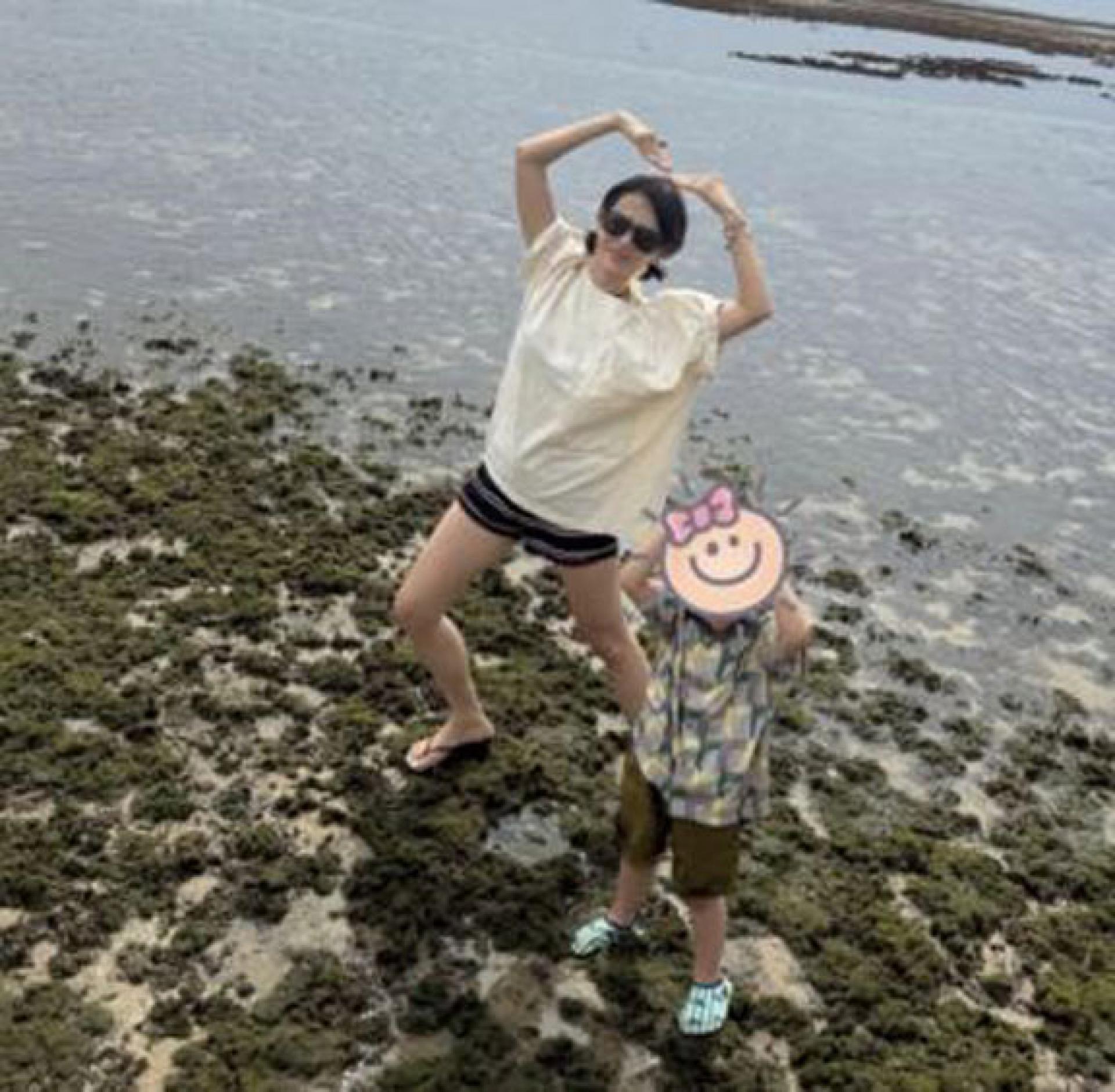 孙艺真3岁儿子暴风抽高，身高逼近妈妈腰间。