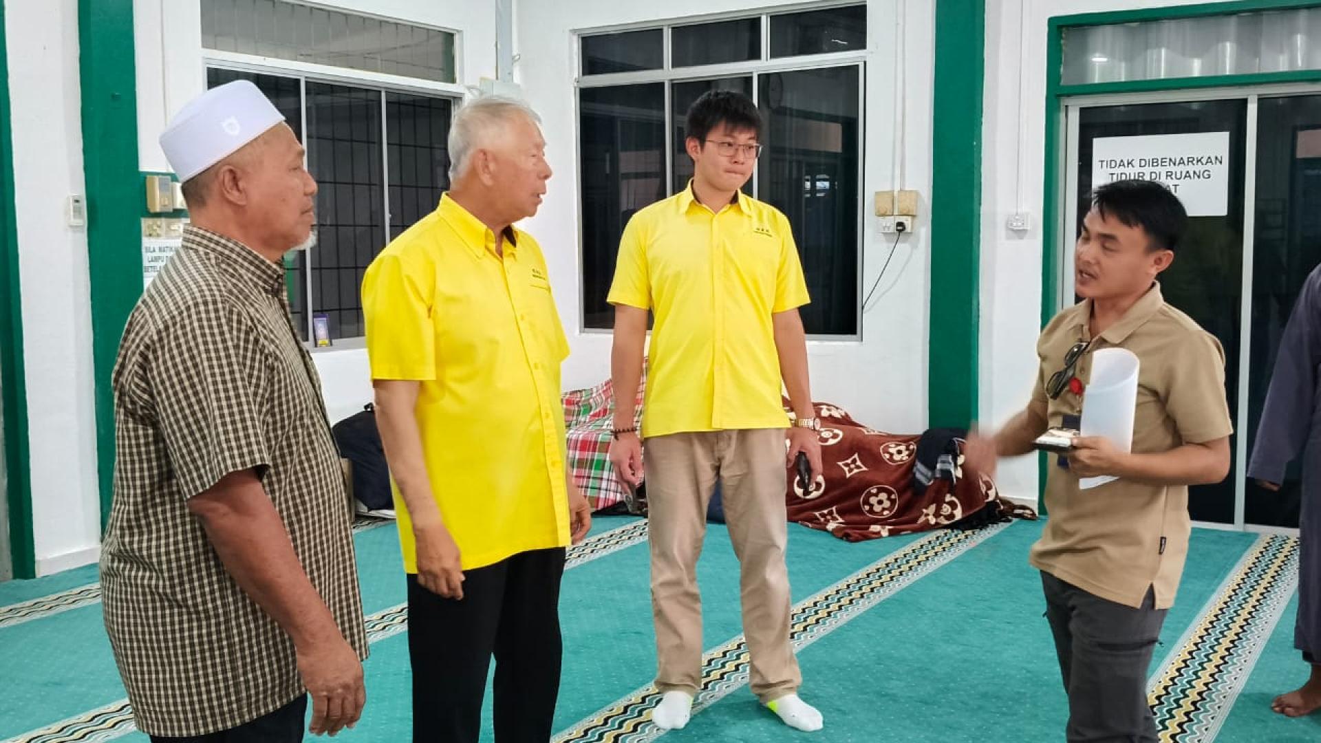 陈超耀（左2）等人巡视祈祷室内部情况时摄。