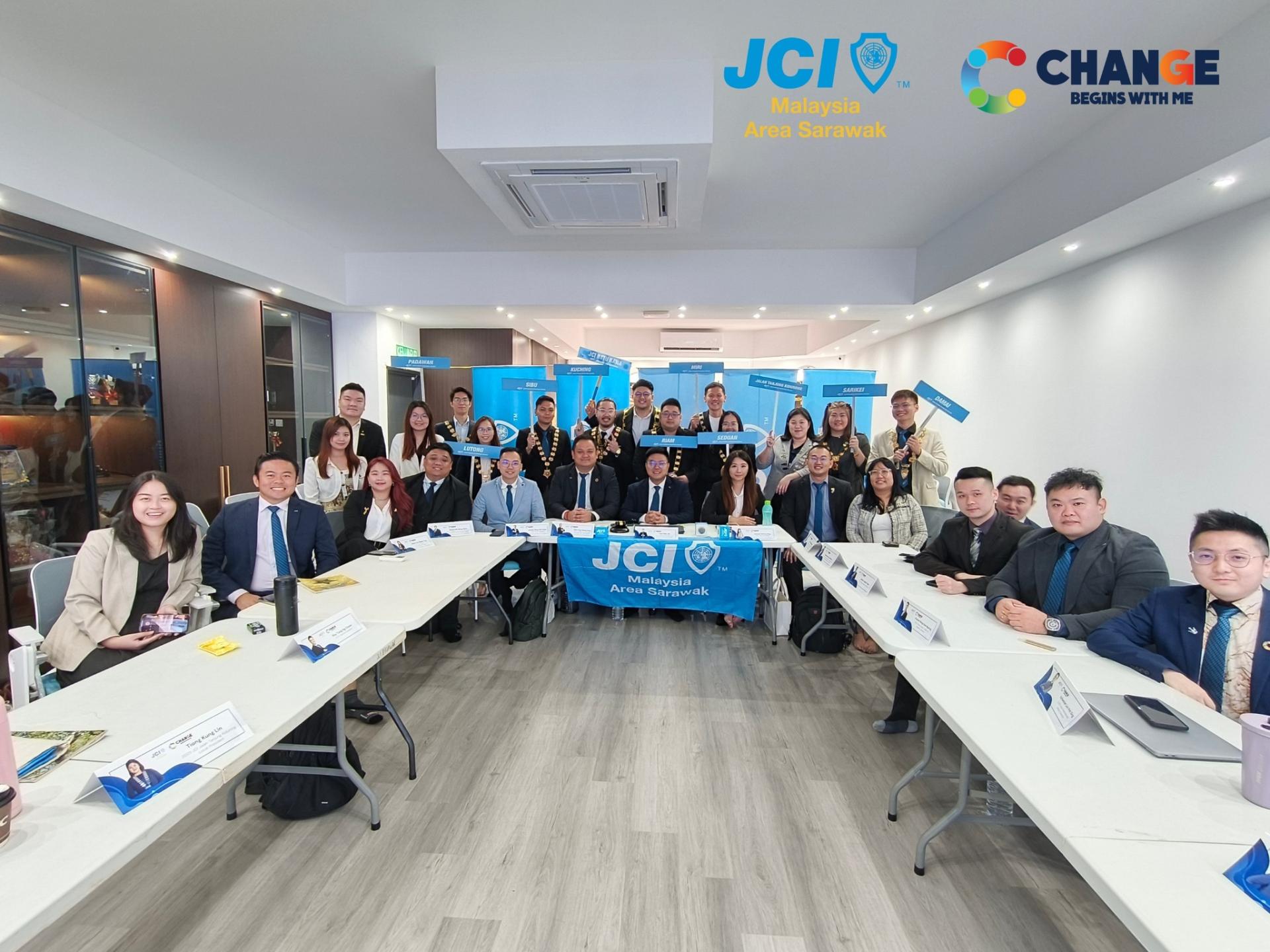 马国际青年商会砂区第一次理事會出席者合影。