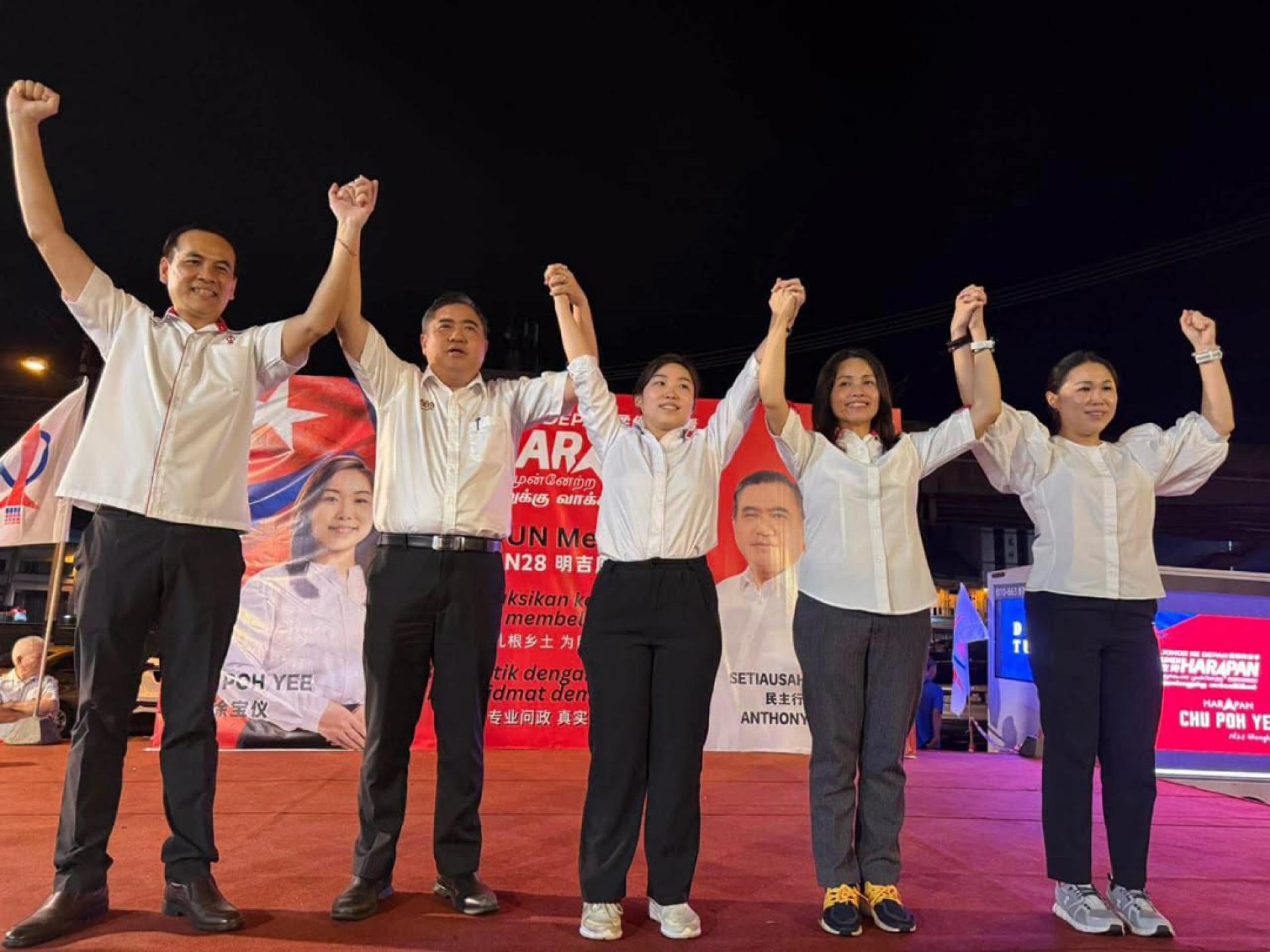 陆兆福（左2）宣布徐宝仪为行动党明吉摩州议席候选人。左起为周忠信、张念群及黄书琪。