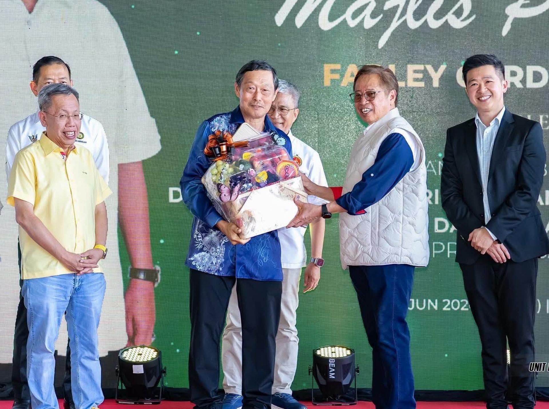 华利（Farley）集团主席刘守淮（左2）赠送纪念品给总理拿督巴丁宜丹斯里阿邦佐哈里。