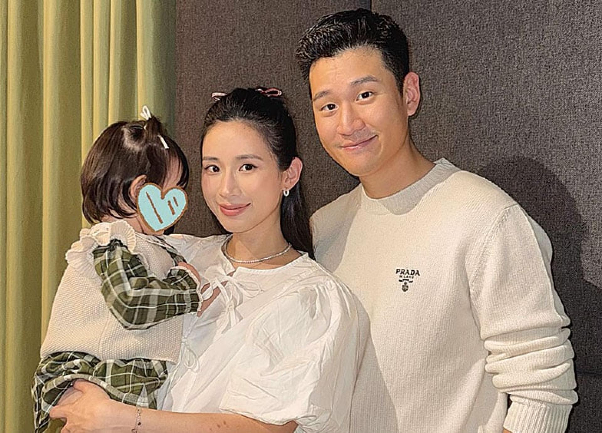 周兴哲夫妇开心迎接儿子，今年过年成了四口之家。