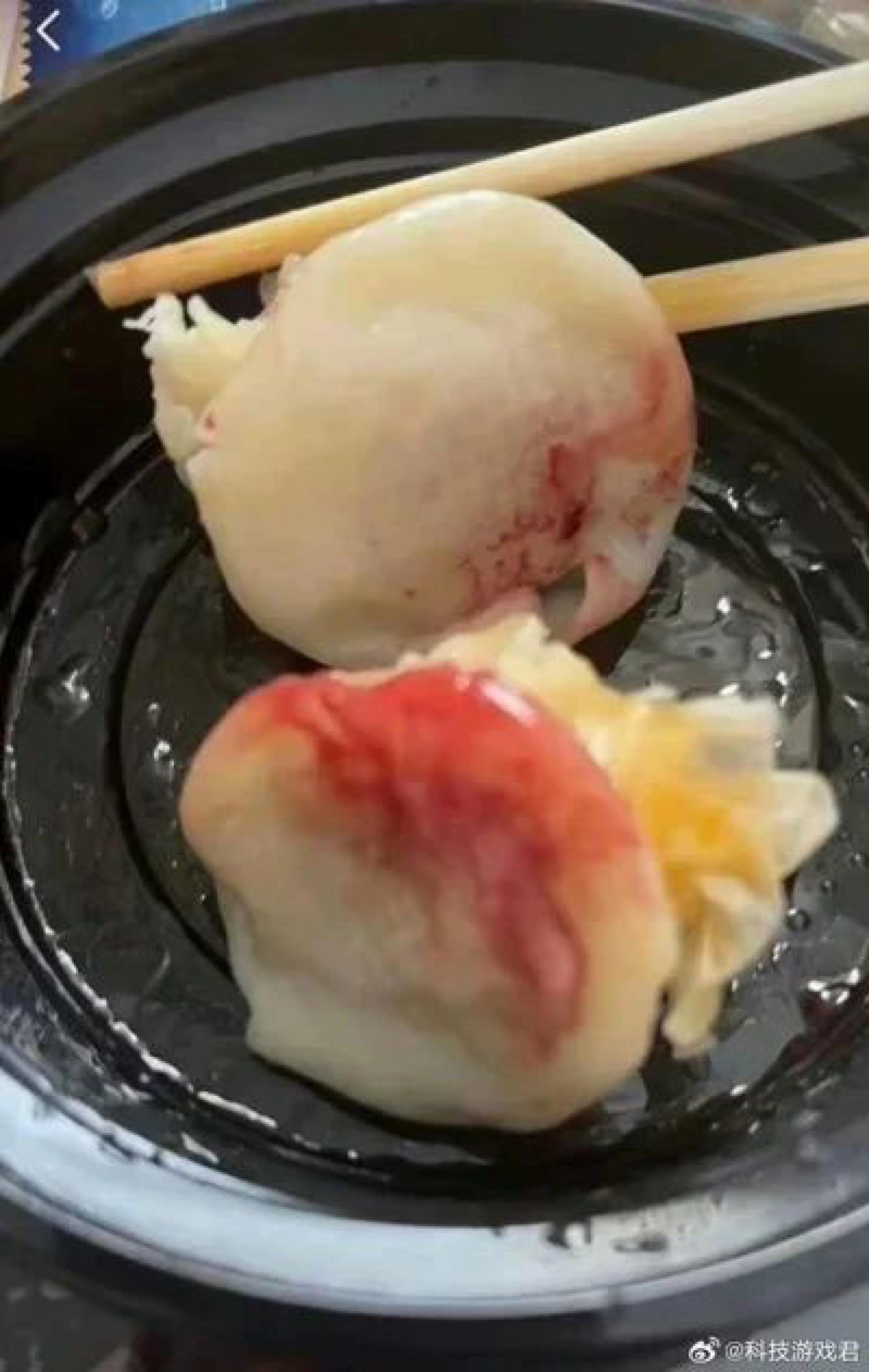 烧卖底部有大量血迹。