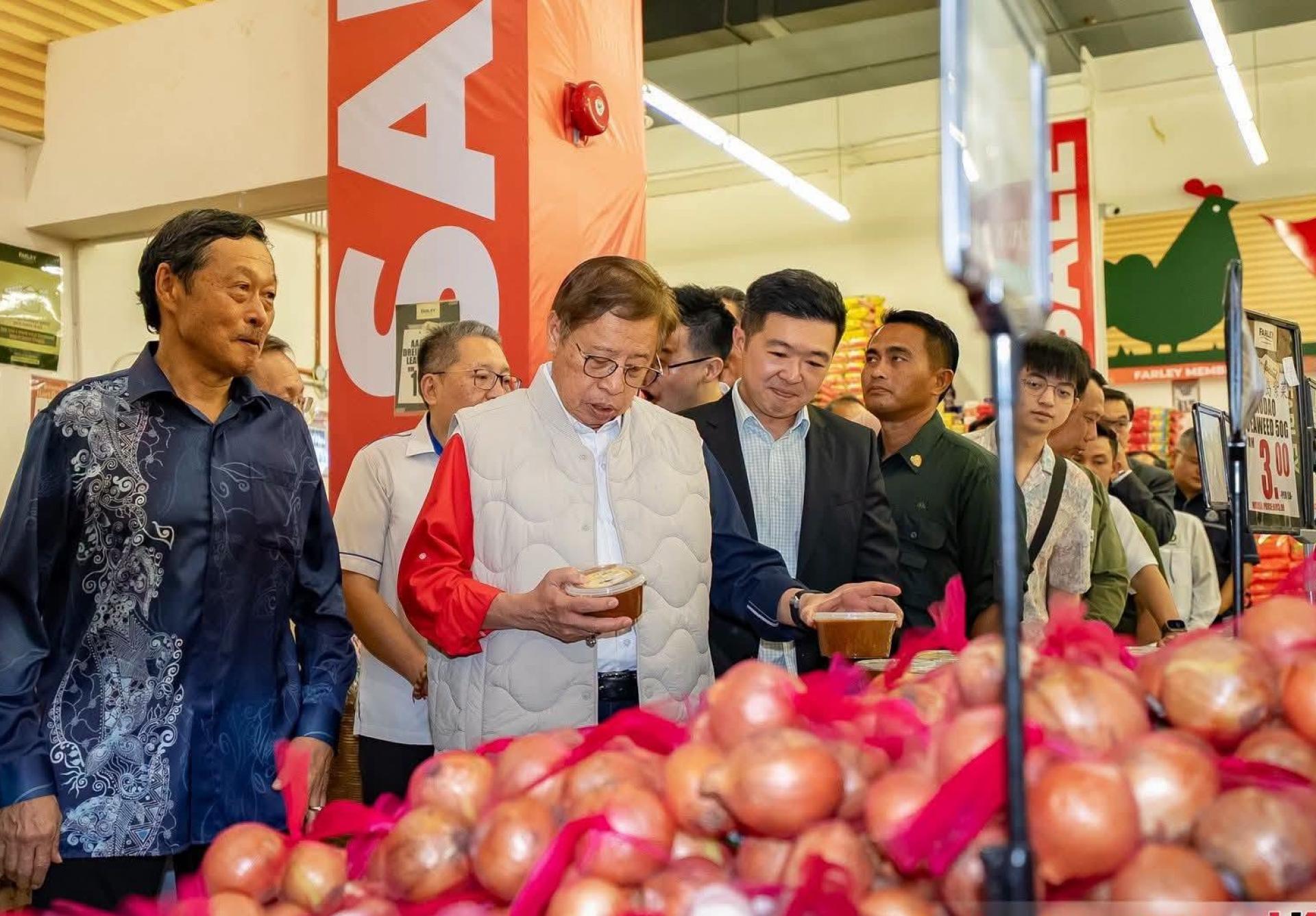 总理阿邦佐哈里（左2）视察华利超市内的食品部。