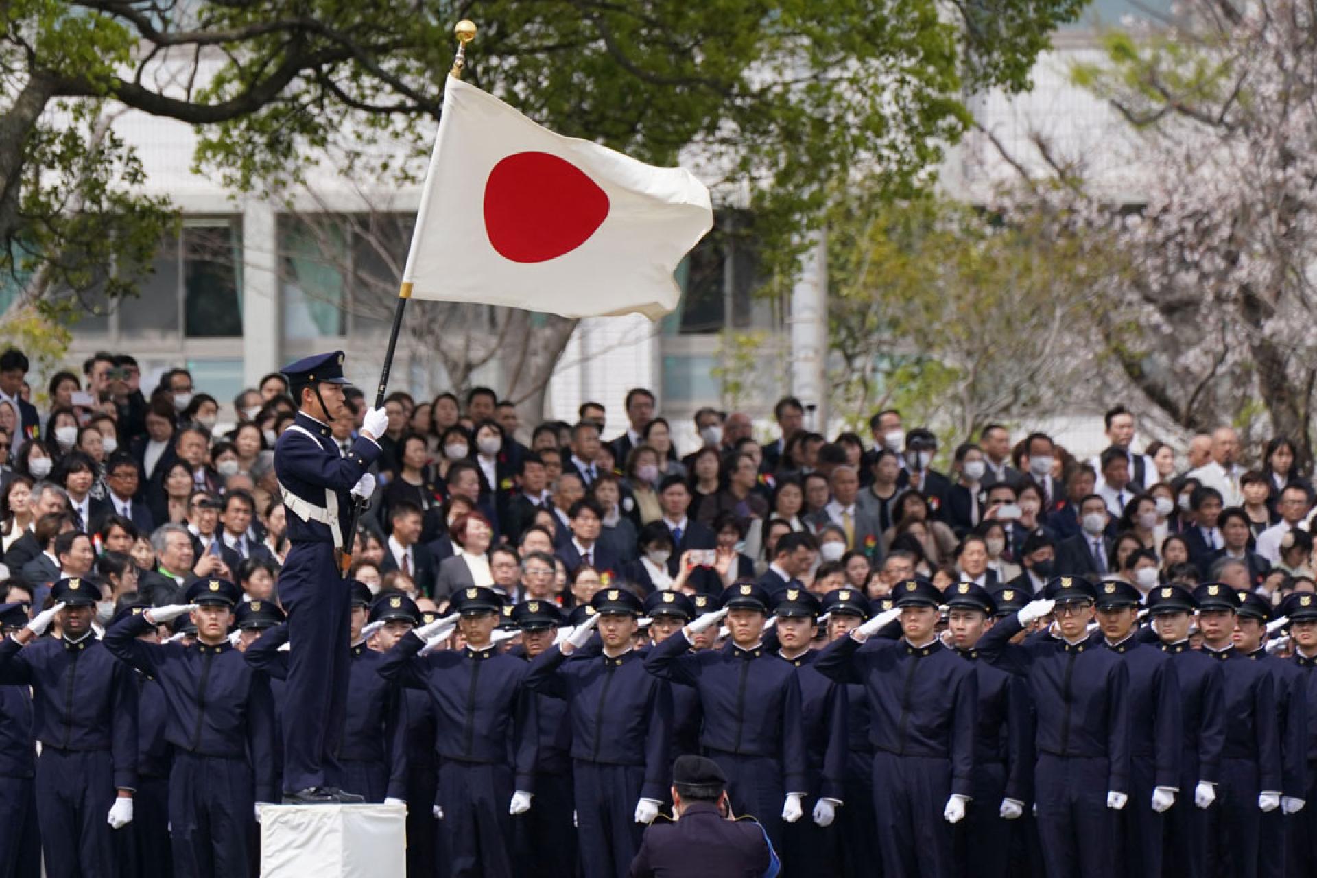 日本防卫大学今年4月举行新生入学典礼。