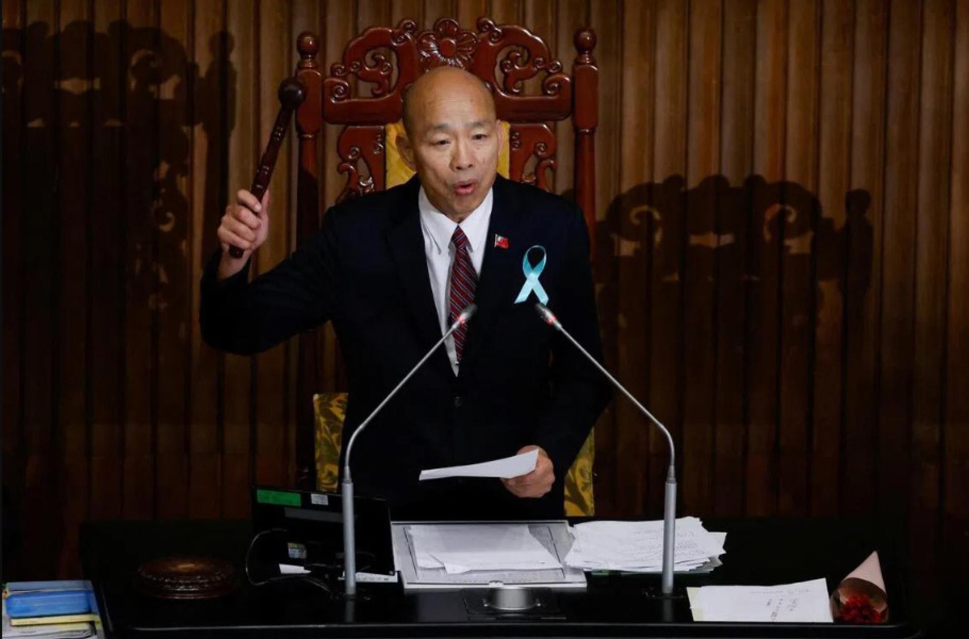 台湾立法院长韩国瑜星期六晚起率领跨党派立委访问美国。图为韩国瑜5月8日在立法院宣布三读通过总值7800亿元新台币的特别国防预算。