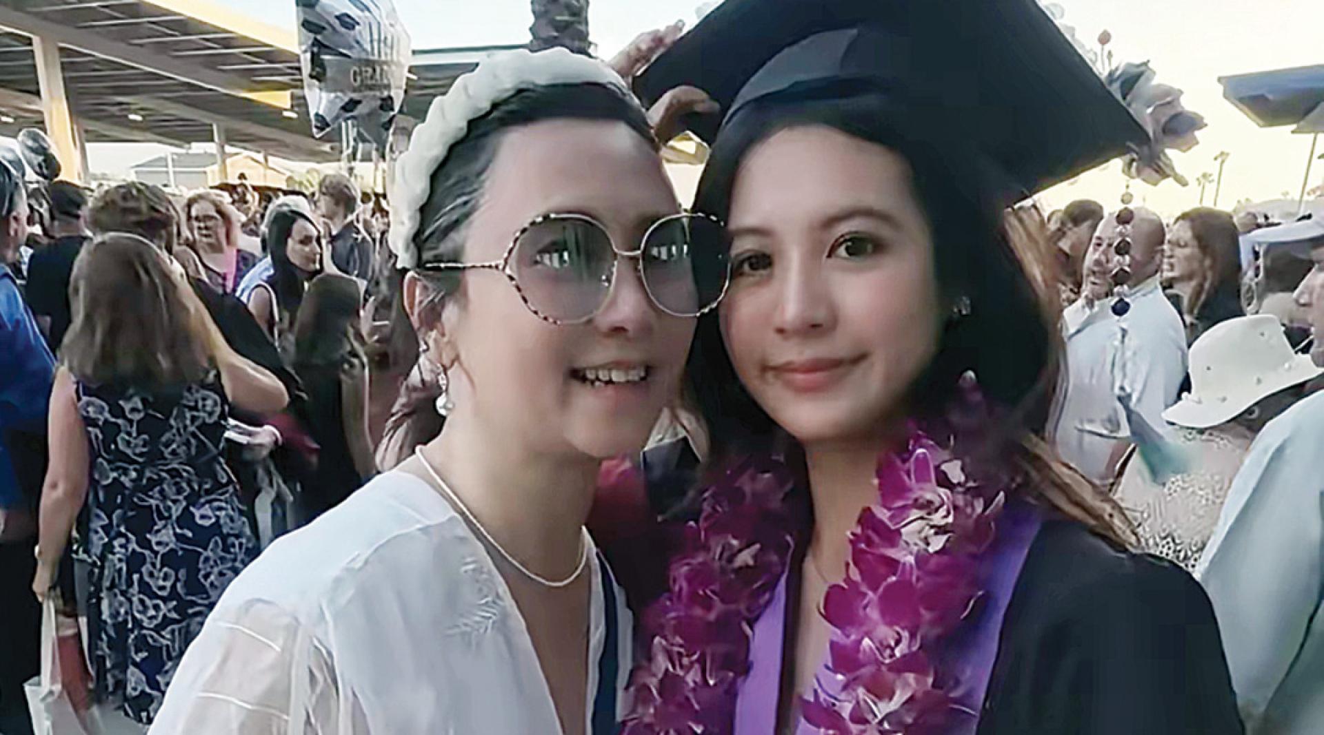 翁虹（左）参加女儿毕业典礼。