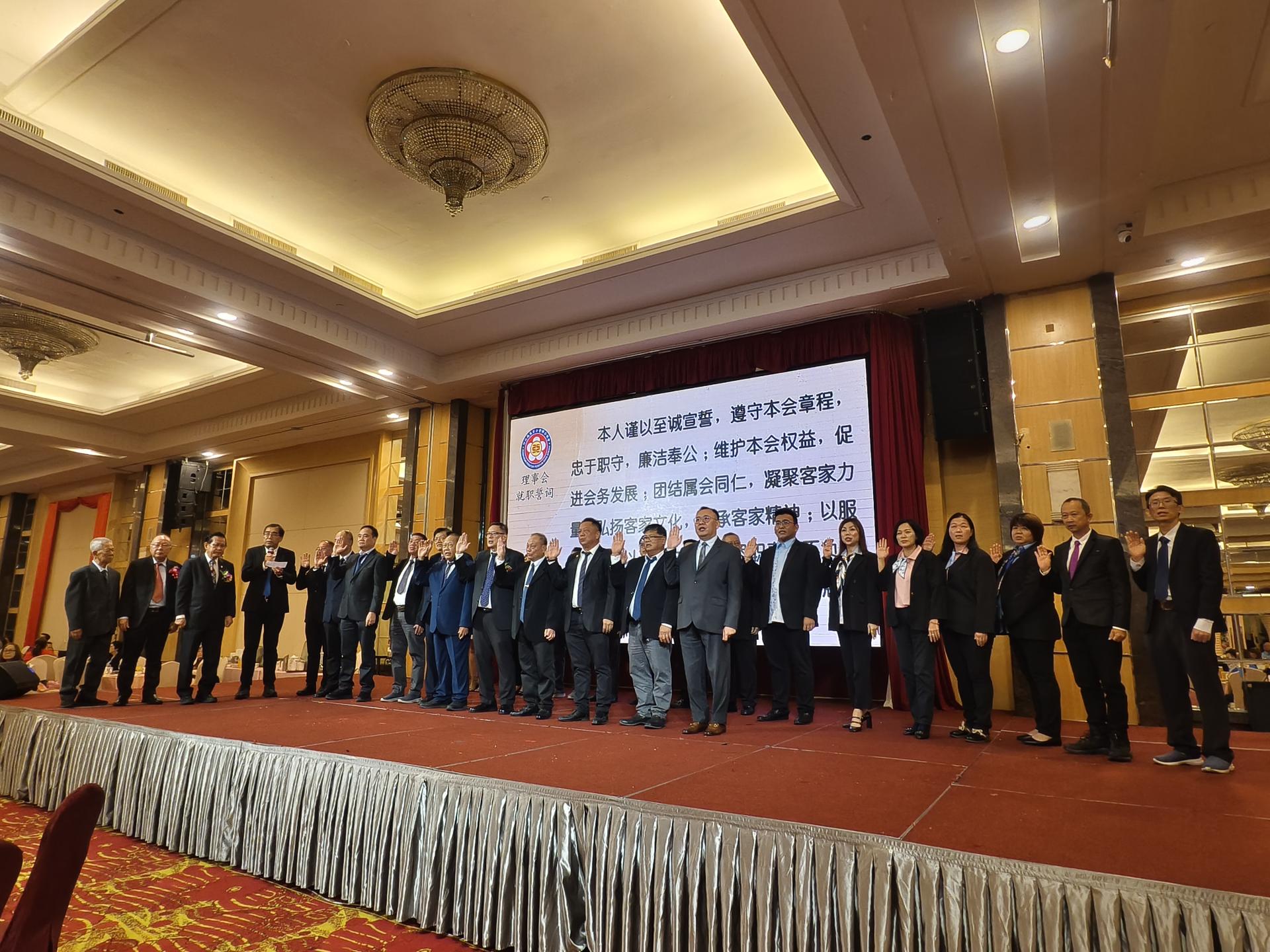砂拉越客家联合总会第12届（2026-2027年度）理事会宣誓就职，由砂交通部长兼美里客家公会会长李景胜（左三）监誓。左起为砂客联总会名誉会长黄茂青和砂客联总会名誉会长蔡明建。