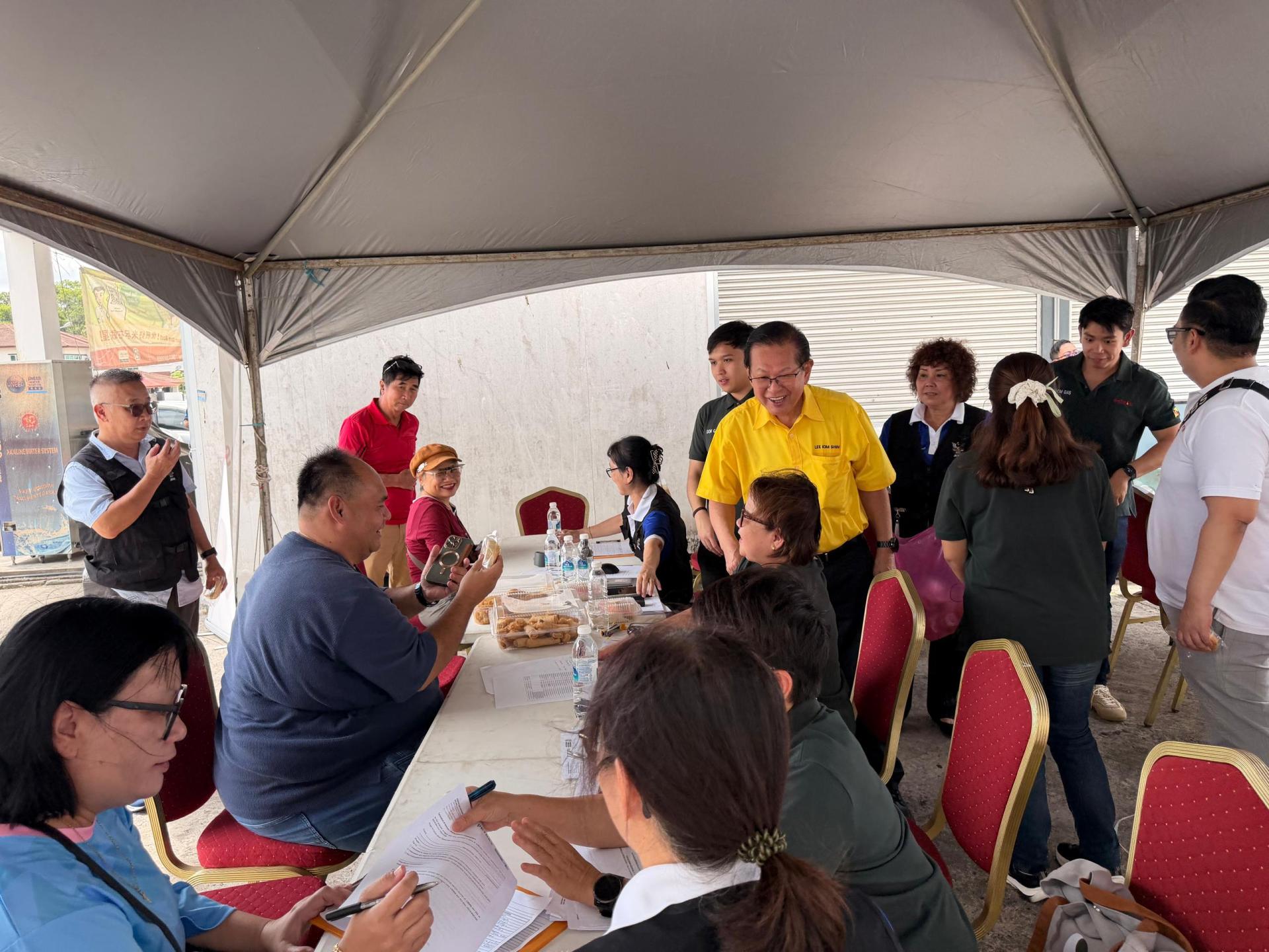 拿督斯里李景胜巡视史纳汀服务中心设立的天然气咨询与登记活动。