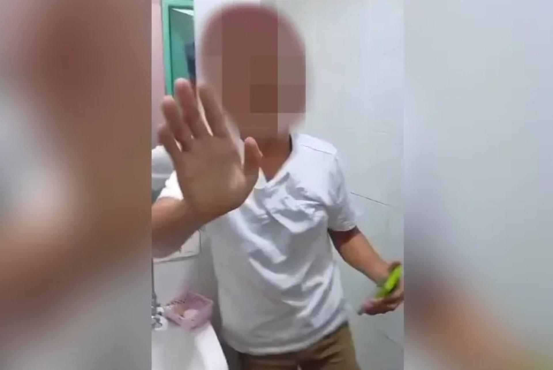 社交媒体流传的视频截图显示，一名男子（脸部已模糊处理）涉嫌于2026年6月20日在美里巴甘奴一家餐馆厕所内偷拍女子。