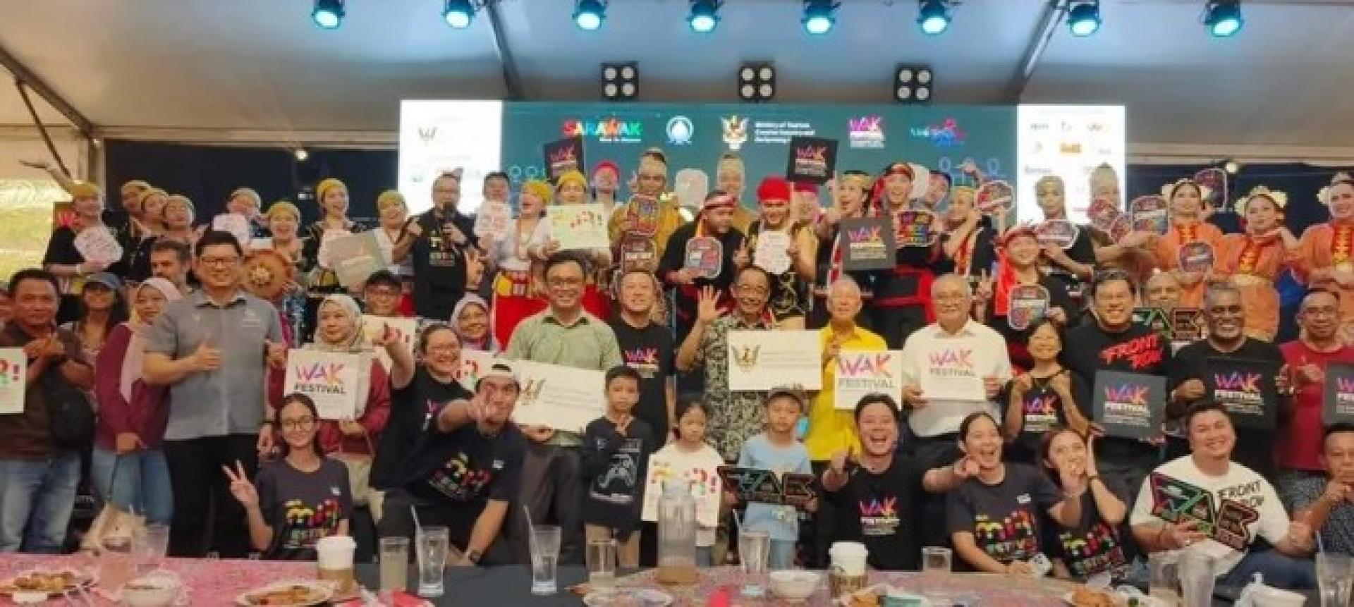 阿都卡林（后排右8）于2026年6月20日在美里手工艺中心举行的“What About Kuching”美里站开幕仪式上，与嘉宾合影。照片：Ukas。