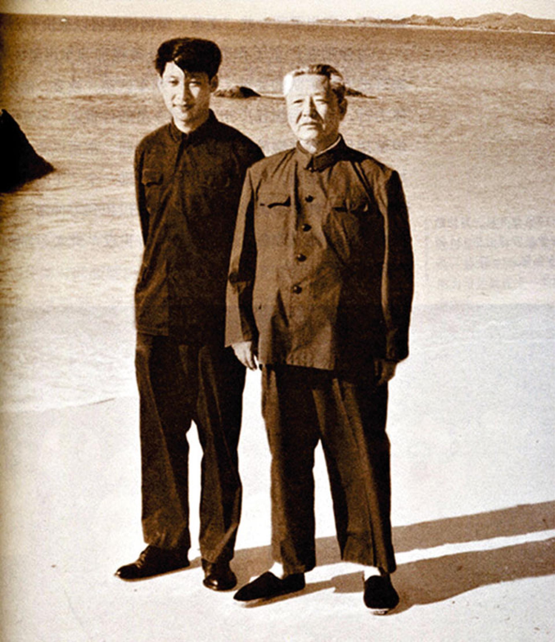 1978年，习仲勋与习近平在海南。