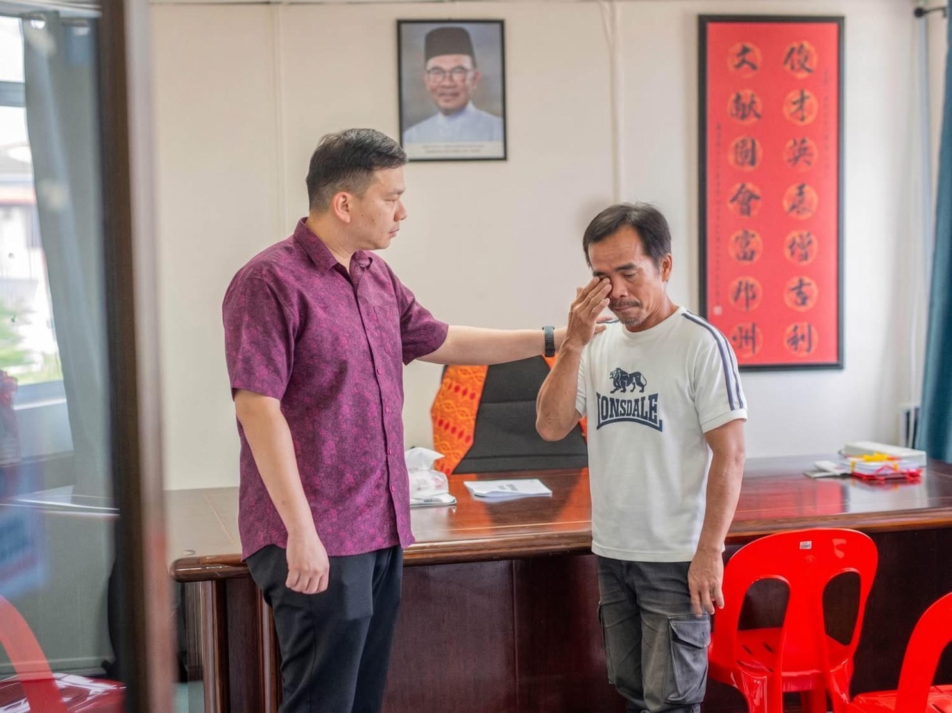 赵俊文（右）与菲力促膝长谈，细心聆听其讲述自妻子去年病逝后所面对的生活压力与家庭挑战，并给予关怀与鼓励。