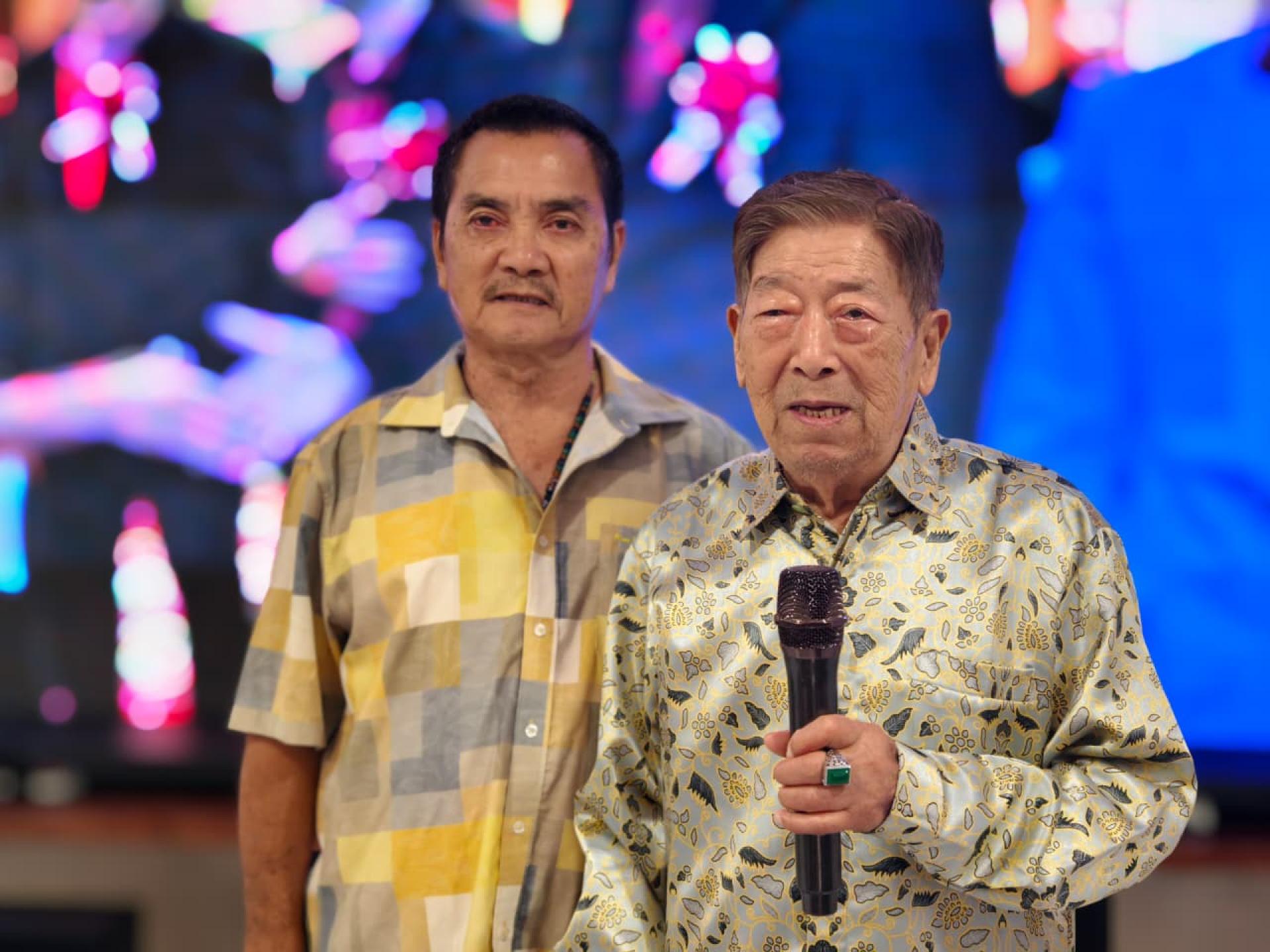 腾云殿董事长李永贞在庆功感恩晚宴致词。左为该殿署理董事长程永明。