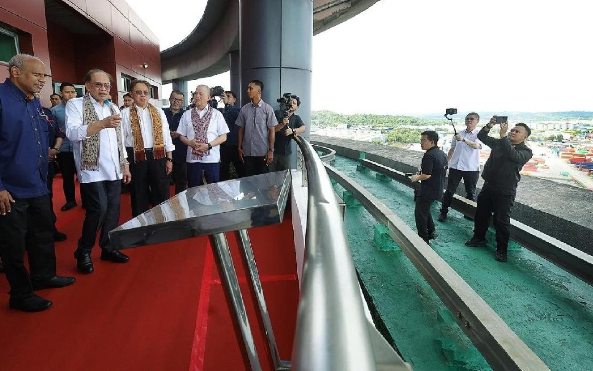 首相拿督斯里安华抽空参观基都隆塔的观景平台。