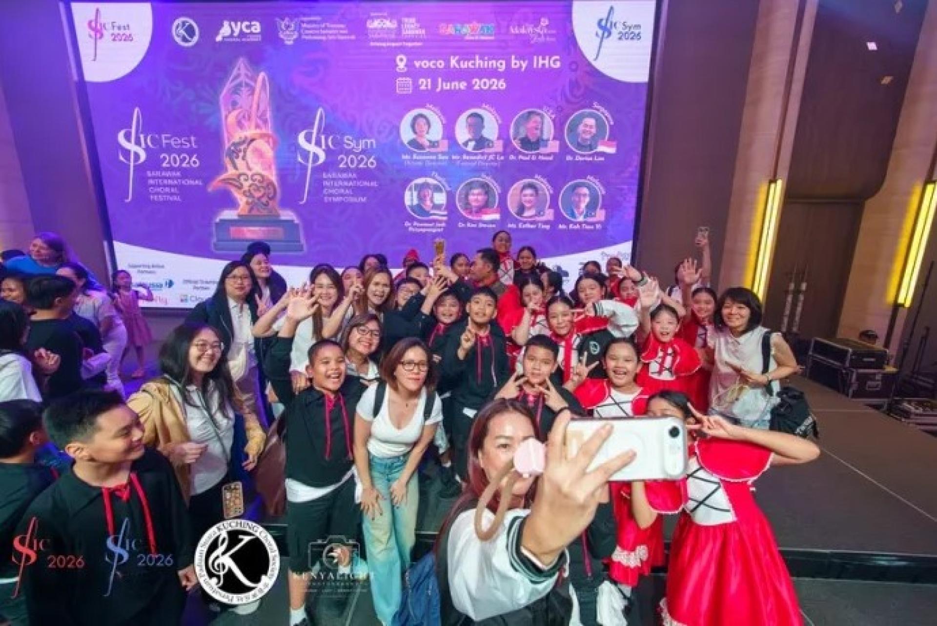 SICFest & Sym 2026参与者在古晋酒店举行的闭幕礼上合影留念。