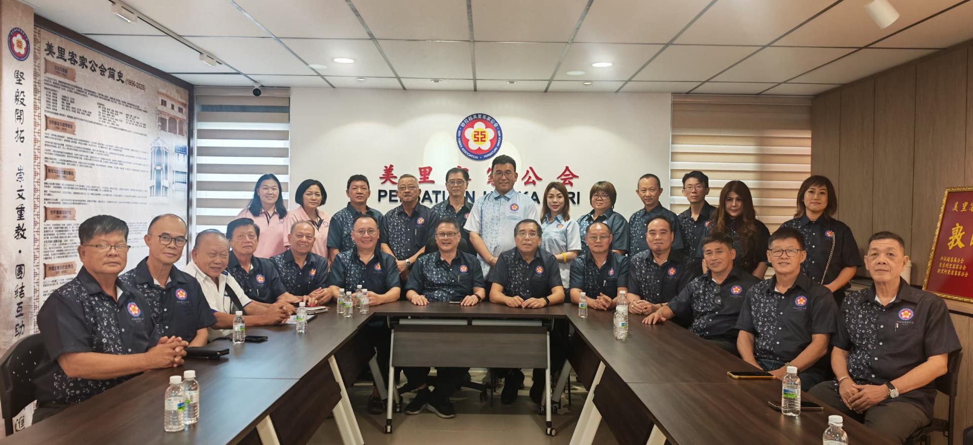 砂拉越客家公会联合会第十二届第一次理事会议在美里客家公会新会所召开后，全体理事及各属会代表合影留念。左7为总会长江山河。