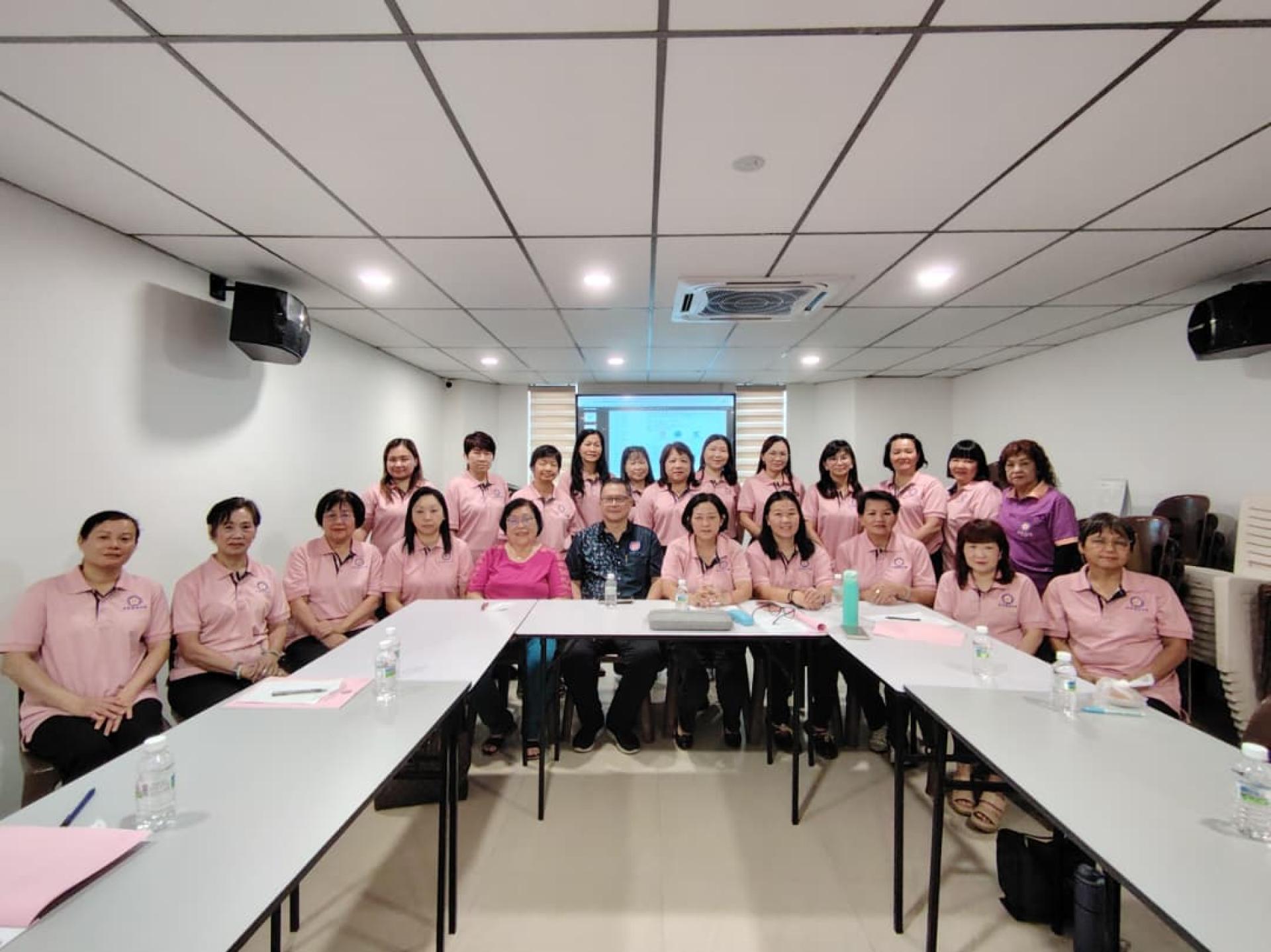砂拉越客属公会联合会妇女组召开第十二届第二次会议合影留念。左6起为总会长江山河及妇女组总主任杨秋露。