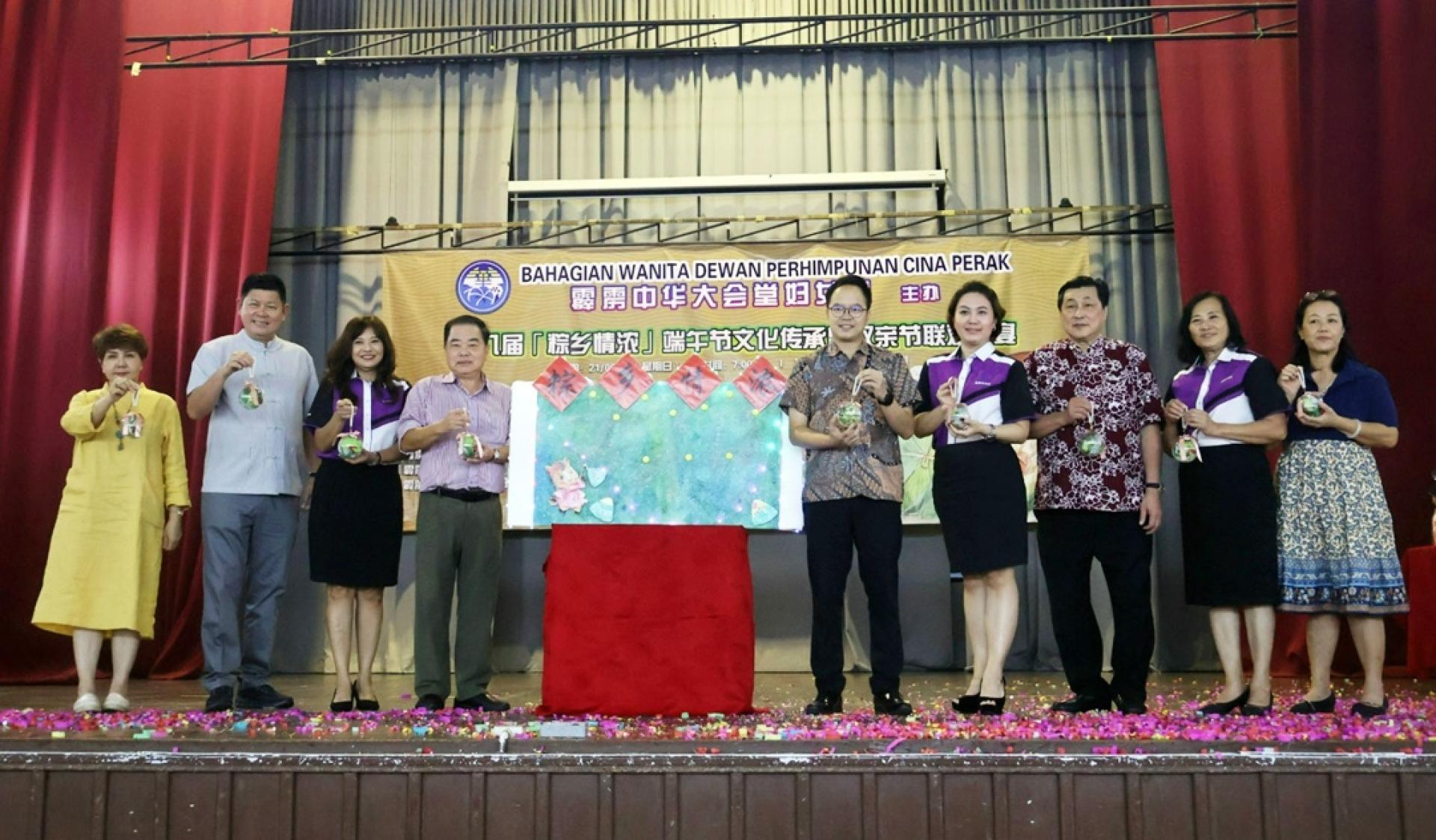 众嘉宾与理事为霹华堂端午节暨双亲节晚宴主持开幕仪式；左起为刘雪俪、王培丰、唐佩娟、陈德杰、吴锡华、蔡铱伦、黄仲贤、李泋瑾以及陈凤恩。