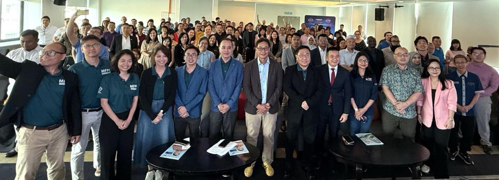 马来西亚财务规划委员会在槟城举办第2场“2026年职场财富系列讲座”。前排右2起为谢济忠、阿丝琳达、陈宁毅、陈诠峰、莫哈末拉钻、陈瑞春、戴碧坚。