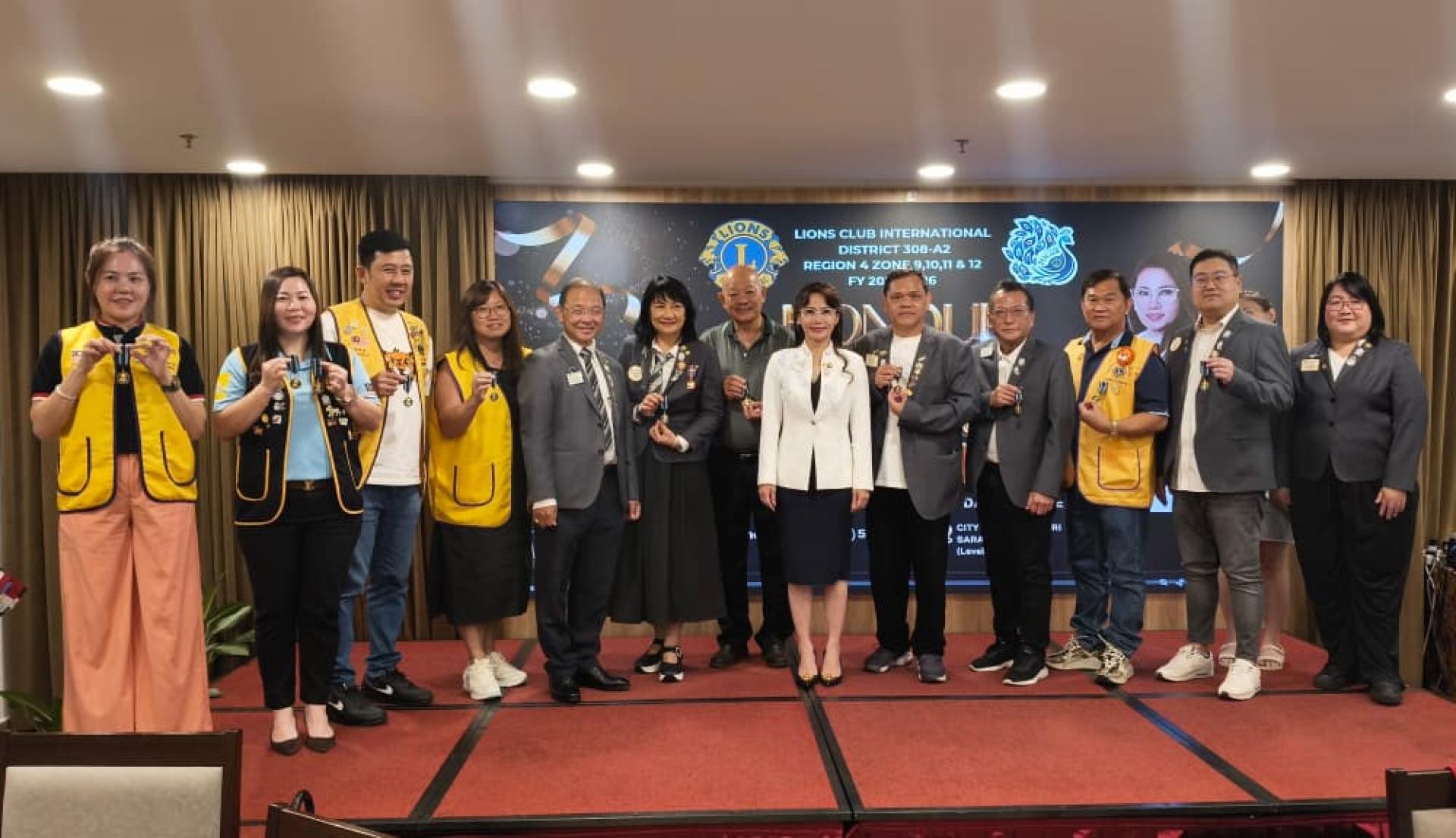 李秀萍（右6）与获的国际狮子会国际奖得主合影。