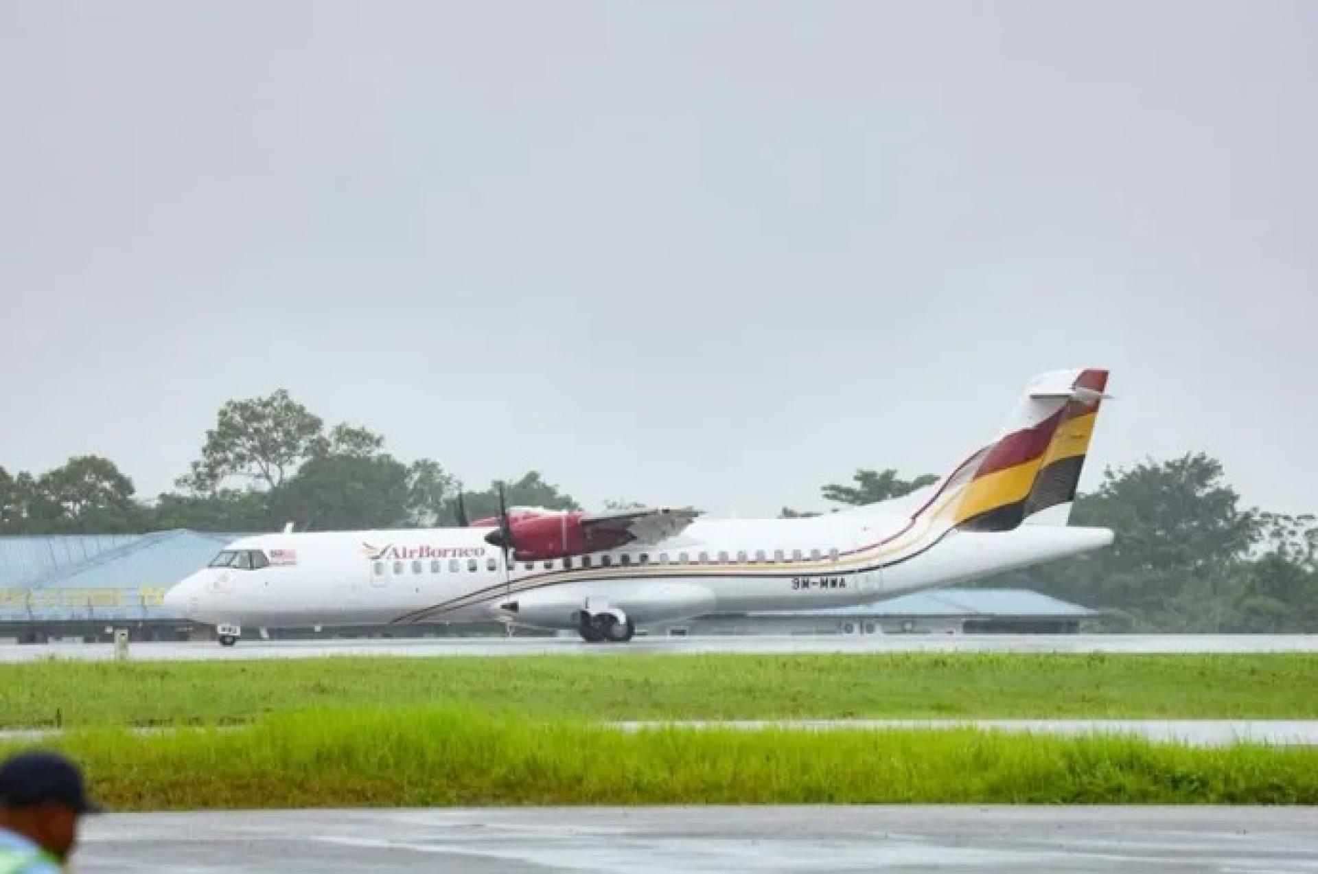 AirBorneo客机停放在古晋国际机场跑道上的资料照片。