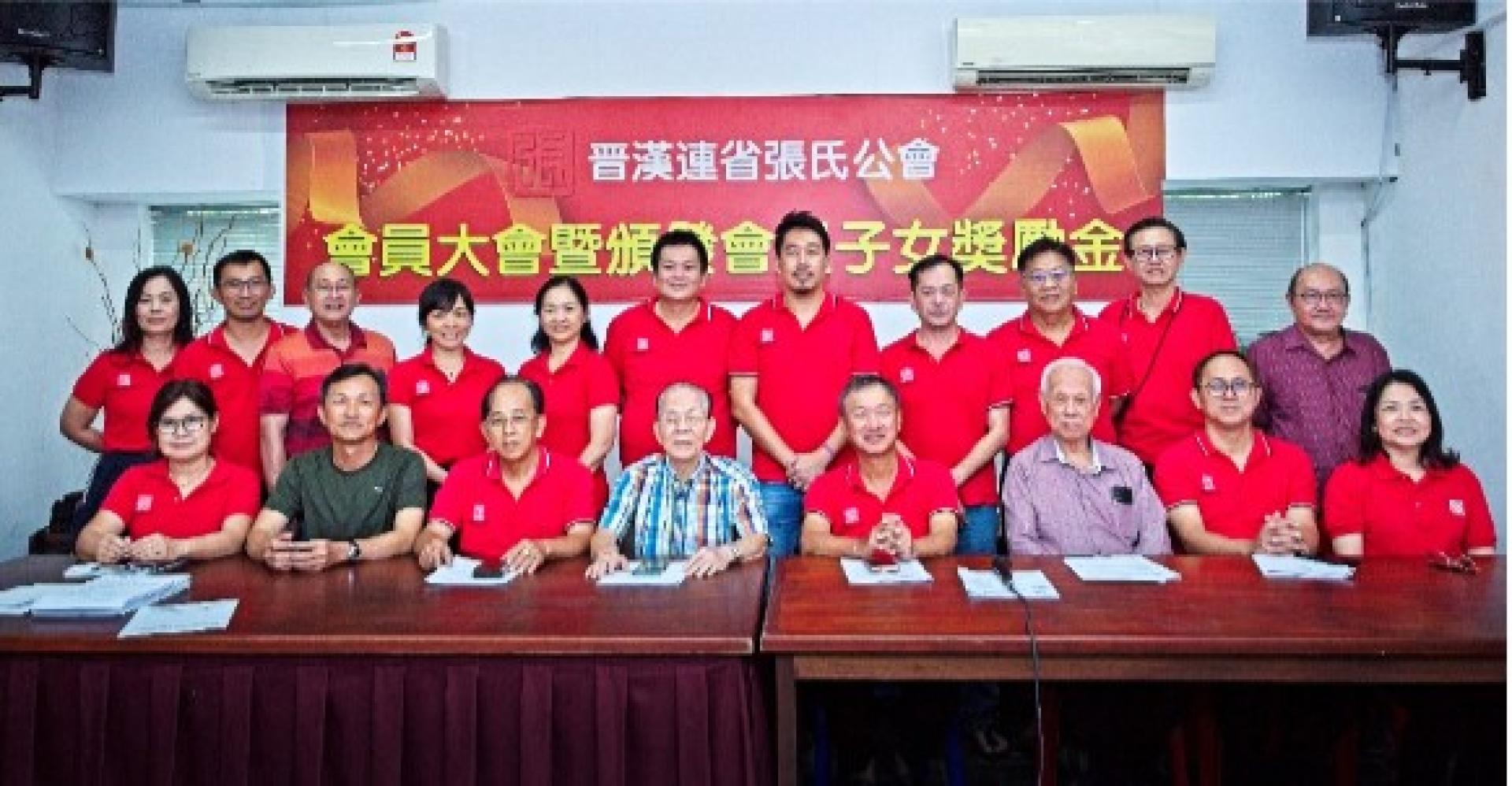 晋汉连省张氏公会第六届（2026-2029）理事会成员与贵宾合影。前排右起：该会妇女组主任张慧娇、署理会长张达使、名誉顾问张绍辉、会长张添堡、 永久名誉会长兼创会会长张发真、第二副会长张国君、第三副会长张优胜及秘书长张丽萍。后排右起：张数函、张忠宜、张寿荣、张友特、张智为、张优强、张细桃、张晓冰、张恒兴、张光良及张慧英。