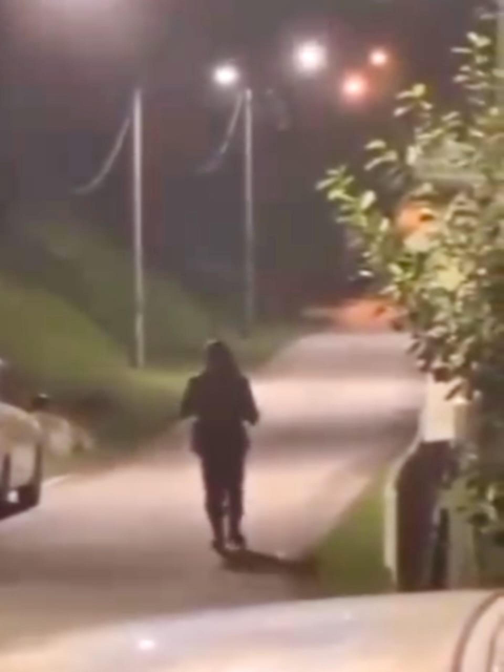 网传视频显示，一名军人装扮的男子。（视频截图）