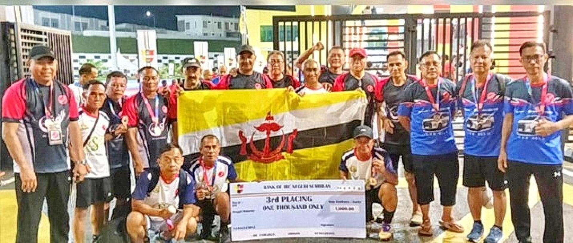 汶莱青年足球俱乐部球员参加第14届国际宿将7人制足球锦标赛勇夺季军后合影。