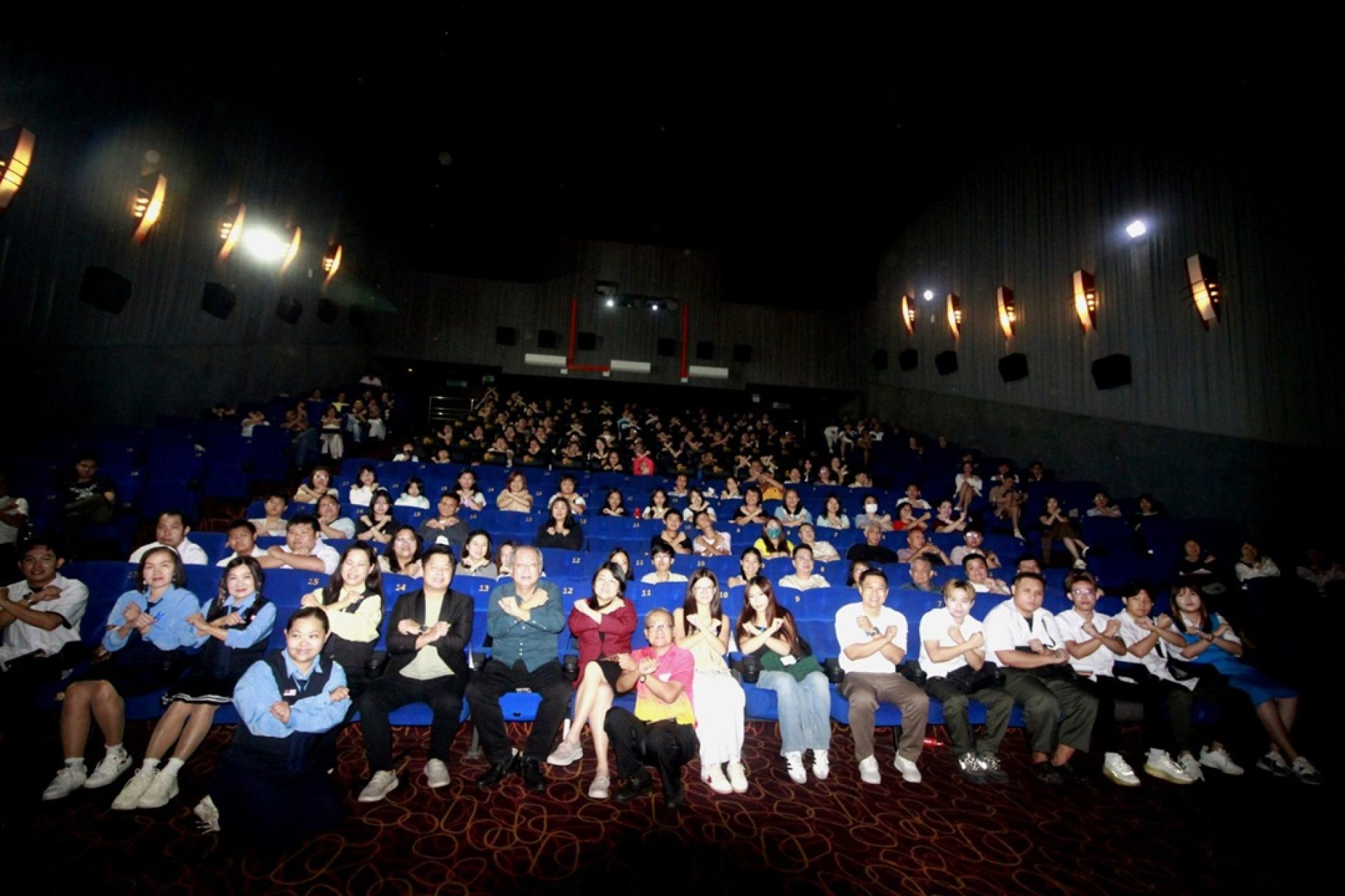 导演、监制、演员及州议员与出席观众在《失乐园》首映礼上合影。