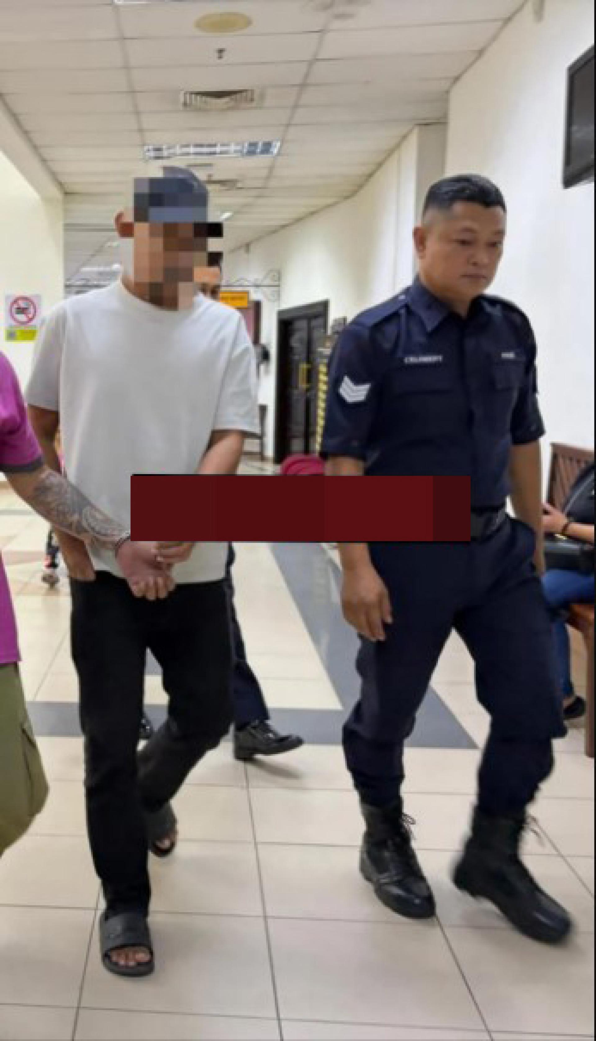 判决后，被告由一名警官押送出法庭。
