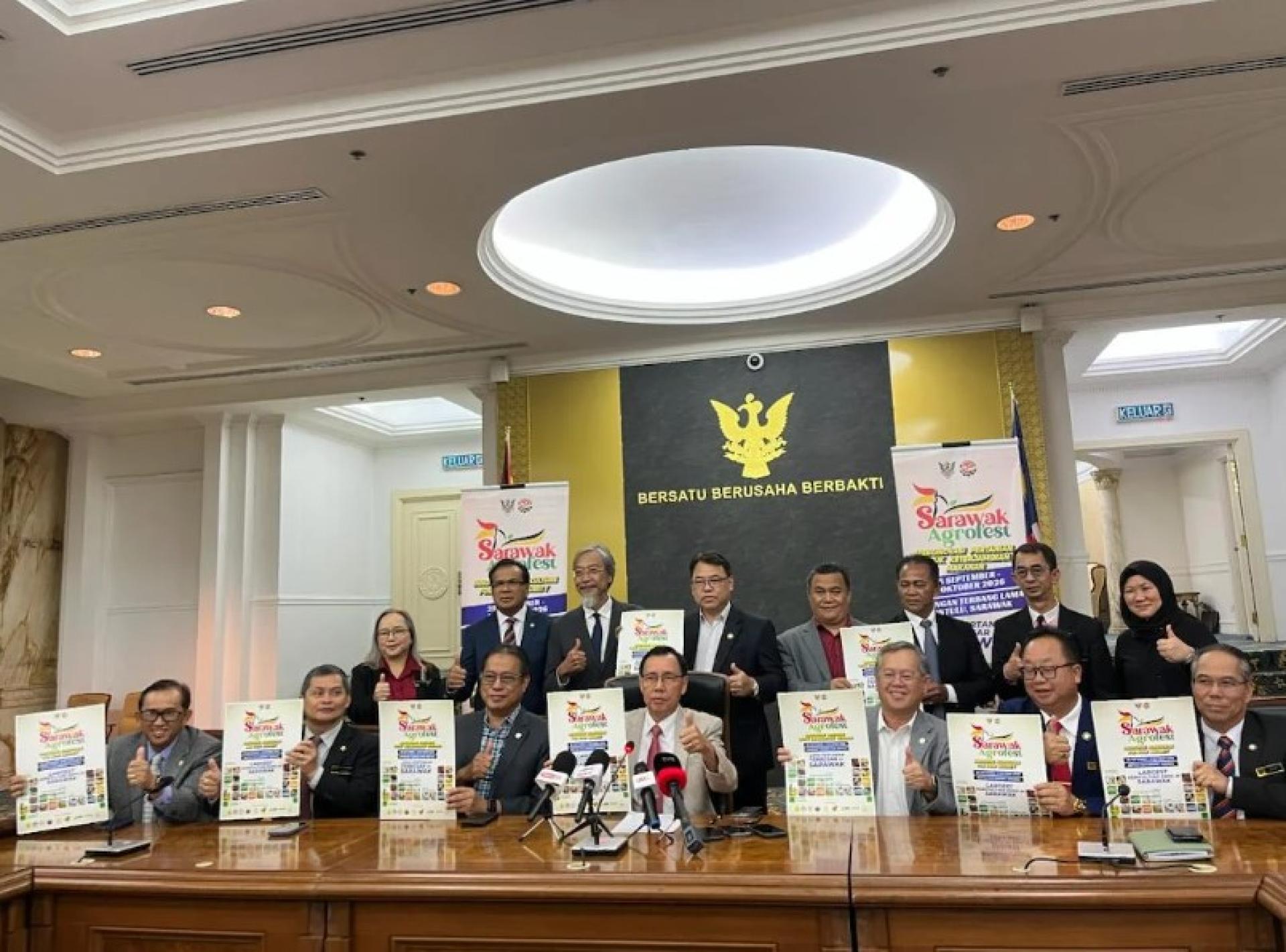 伦迪博士（坐中）在新闻发布会上与砂拉越农业展2026海报合影留念。照片：UKAS。