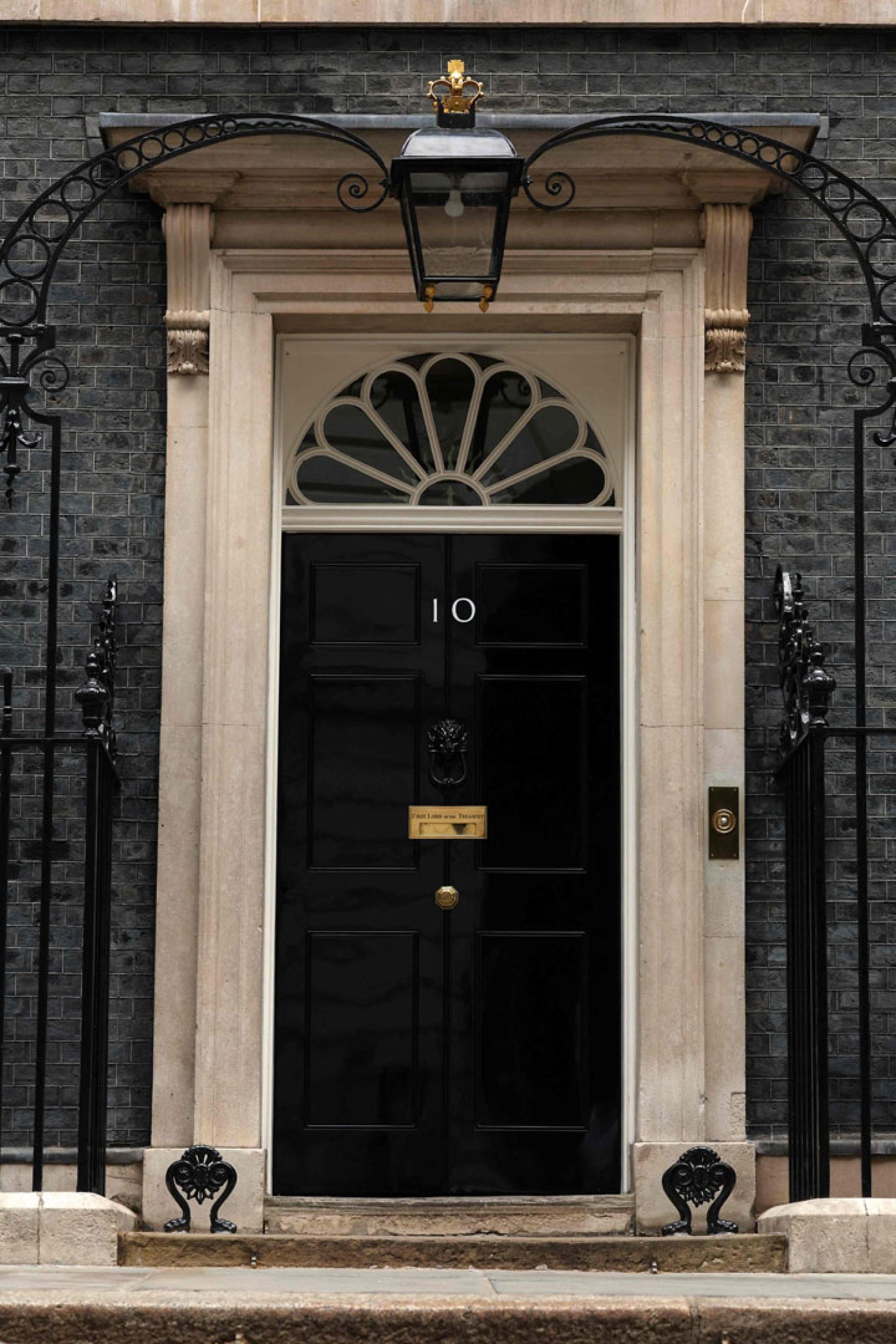 英国首相府唐宁街10号在过去10年来换了6位主人。