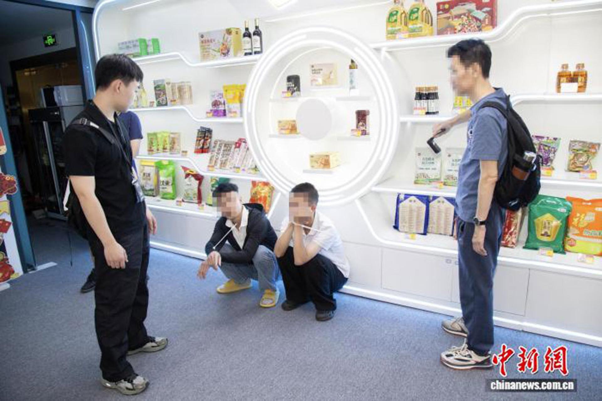 广州警方在诈骗现场调查取证。(广东省公安厅供图)