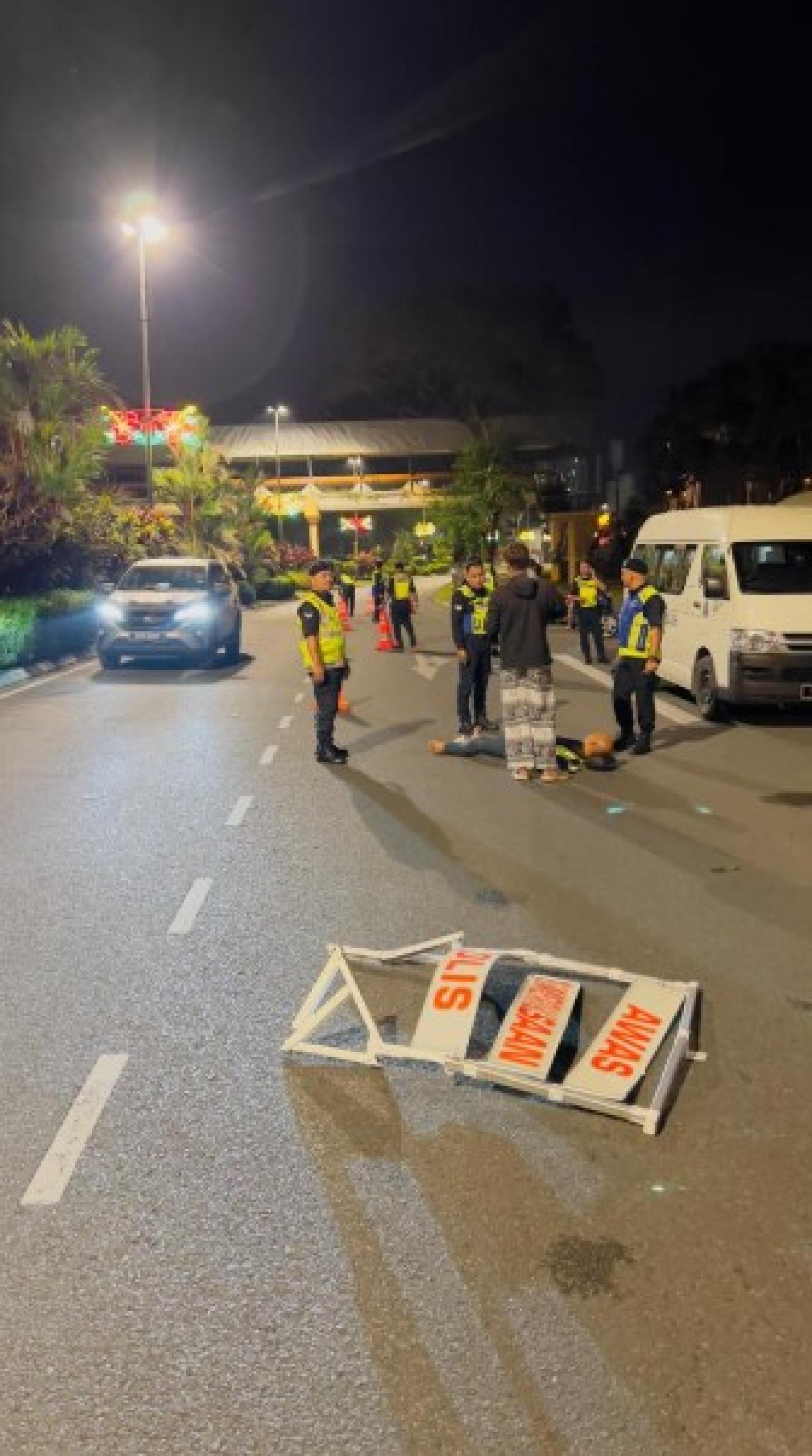 一名警员在浮罗岸路段路障行动中遭嫌犯撞伤。