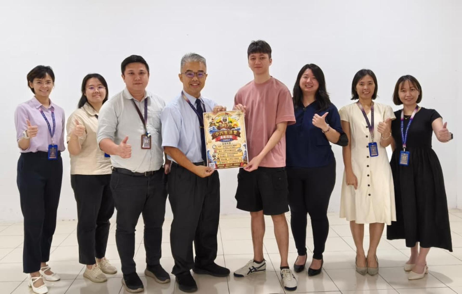 筹委会主席蔡宇晨（右4）与四中校长官晨阳（左4）诚挚呼吁小五小六生踊跃报名参加这项充满意义的生活营。左起为四中联课主任莫静瑶、副辅导主任曾诗涵、训导主任纪晶木、四中校友会母会财政、教务主任蔡秀凤及服教务主任黄小珍。