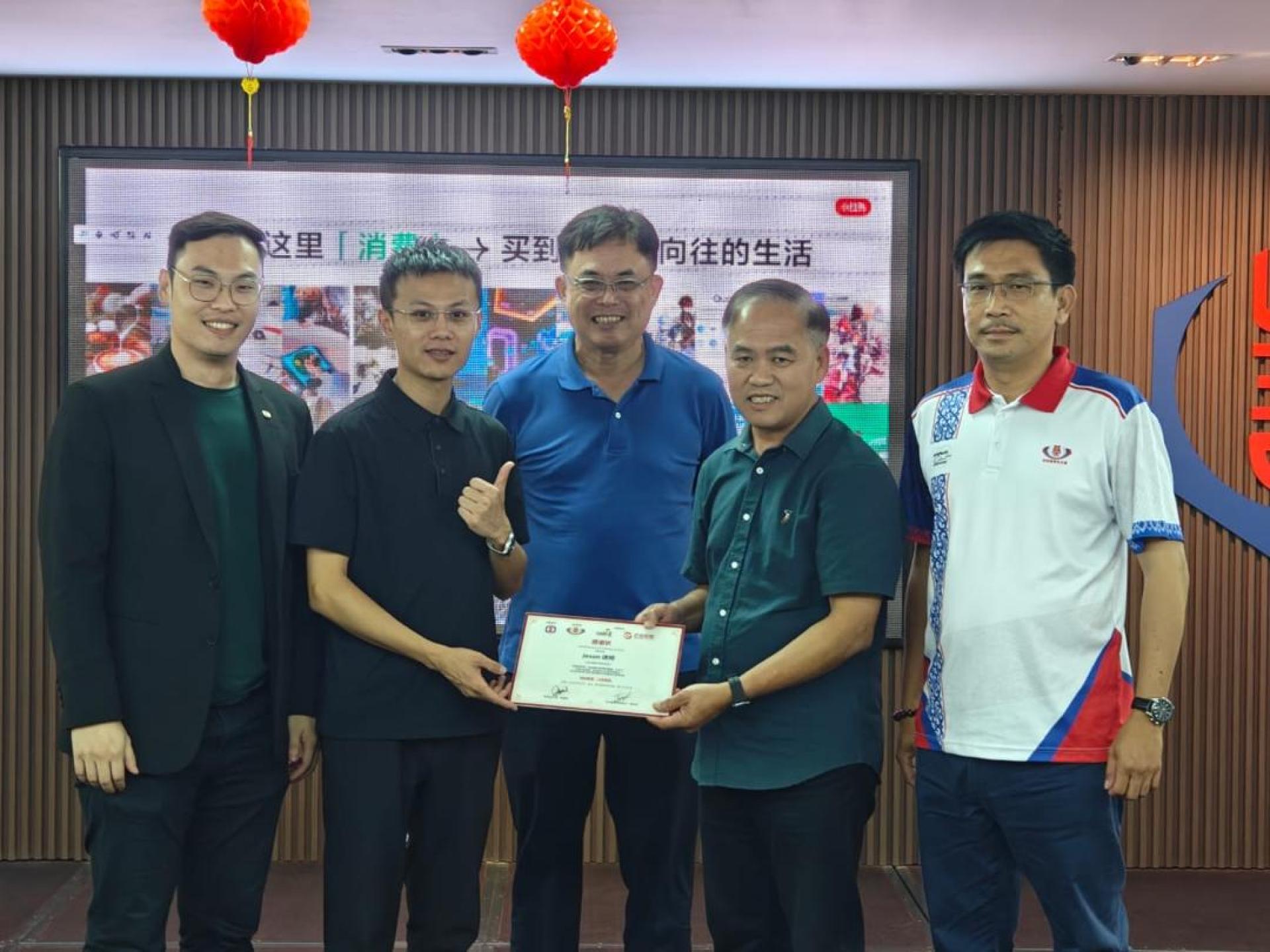 砂拉越蔡氏公会主席蔡传双（右2）颁发感谢状给小红书海外市场负责Jeson（左2）。左1为本次筹委会主席蔡健琛及砂拉越蔡青团团长蔡俊民（右1）。中为巴达旺市议会主席陈开。