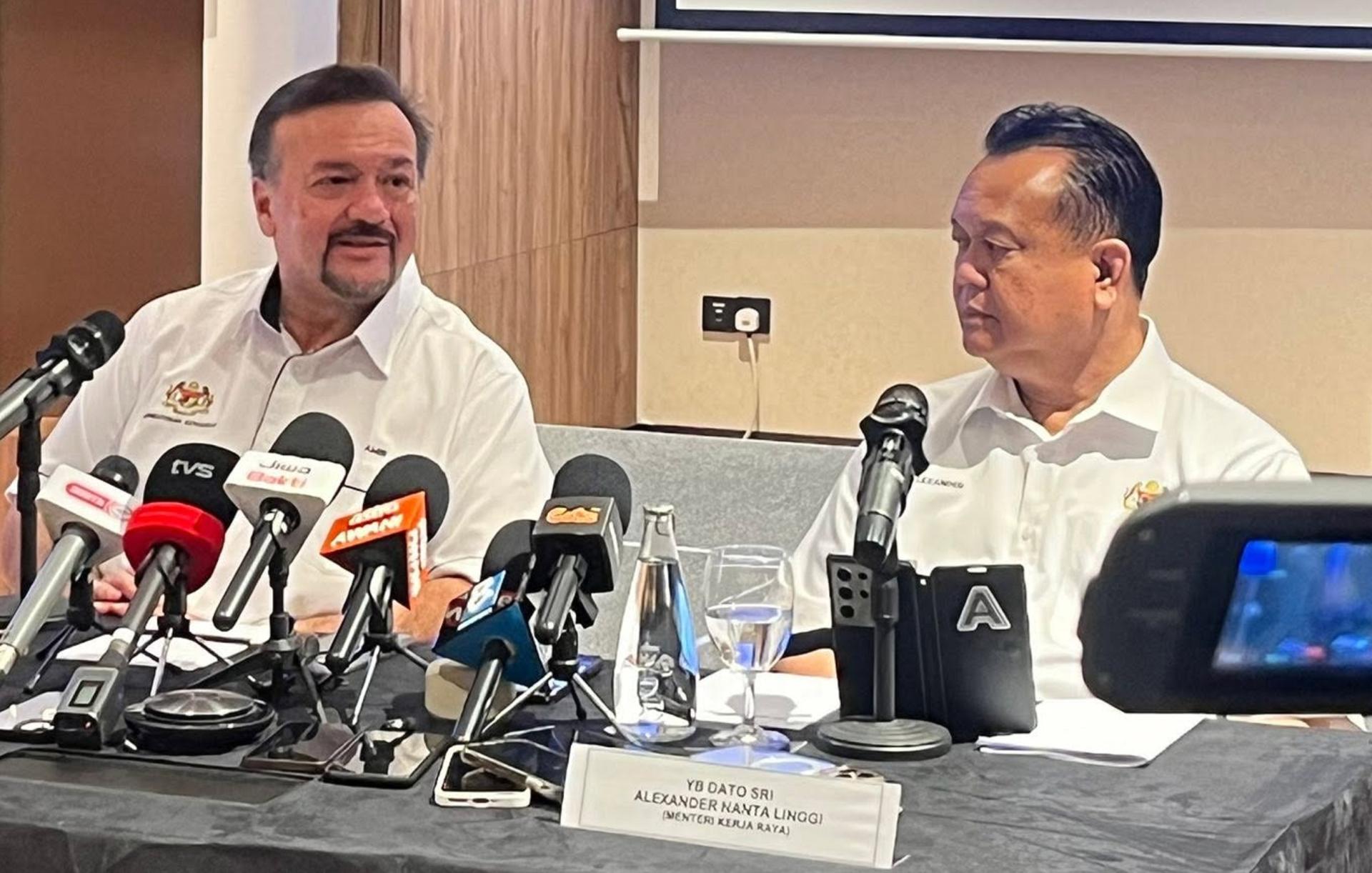 我国财政部第二部长拿督斯里阿米尔（左）在发布会上发言。右为工程部长亚历山大林奇。