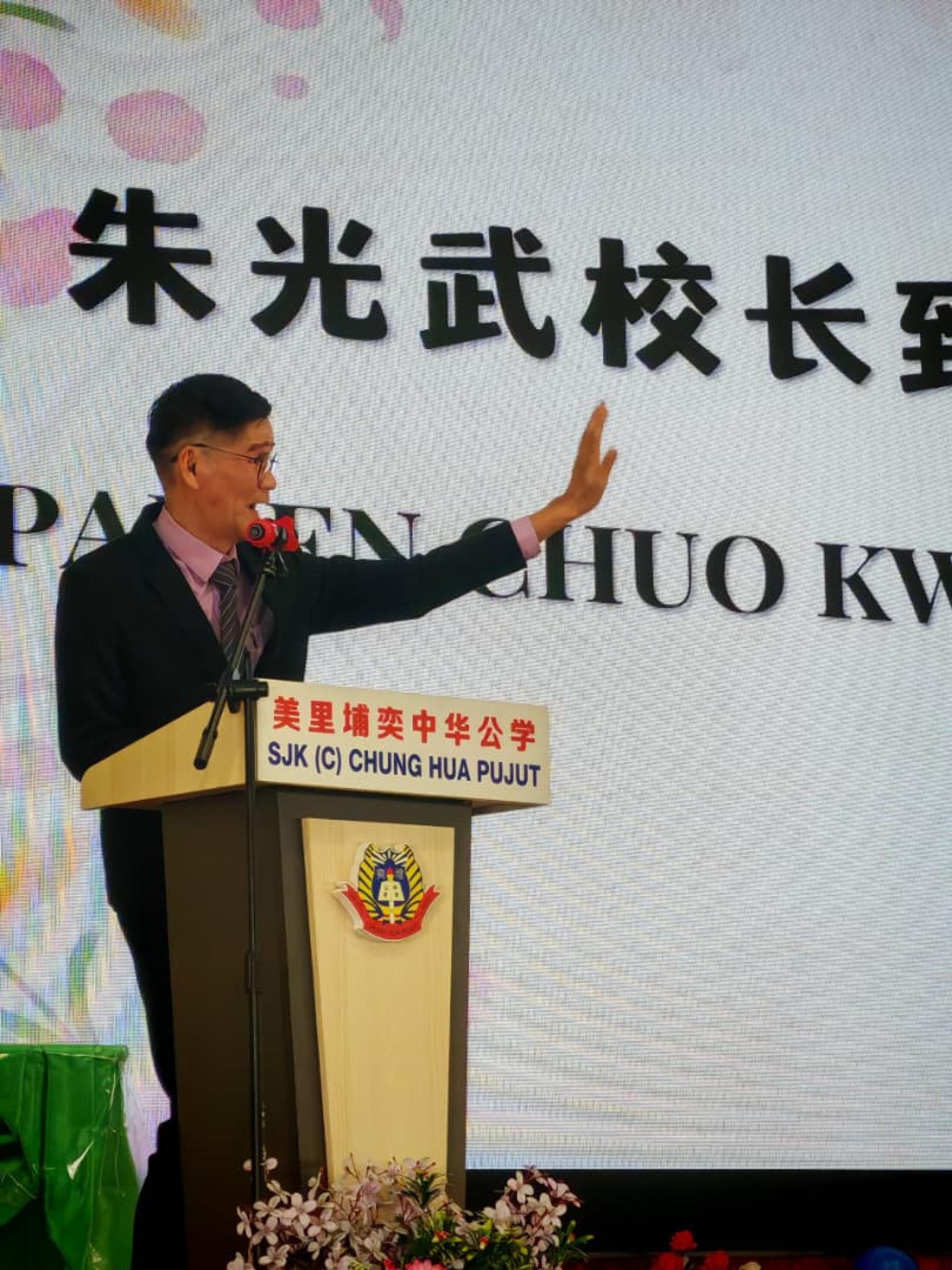 朱光武校长光荣荣休，向董事会成员及全体师生挥手致意，场面温馨感人。