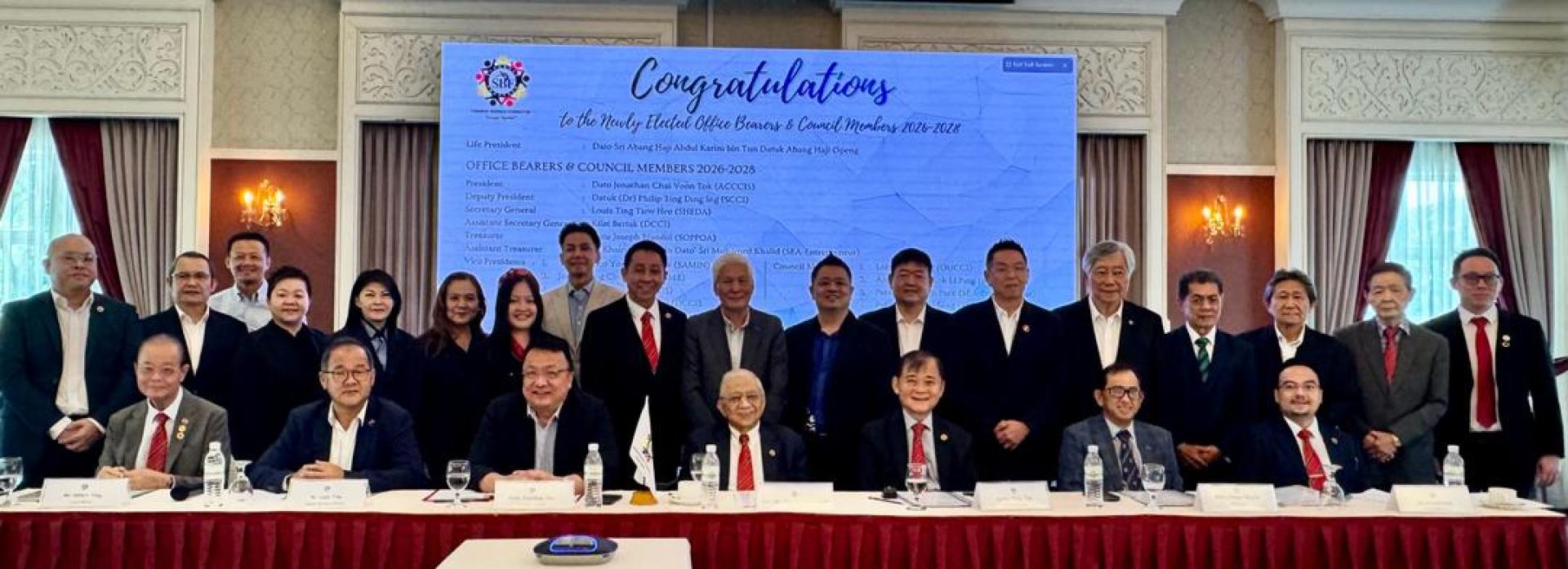 砂工商联合会完成领导层交接，其中蔡文铎（左3）出任新总会长，接替卸任总会长阿邦卡林（中）。