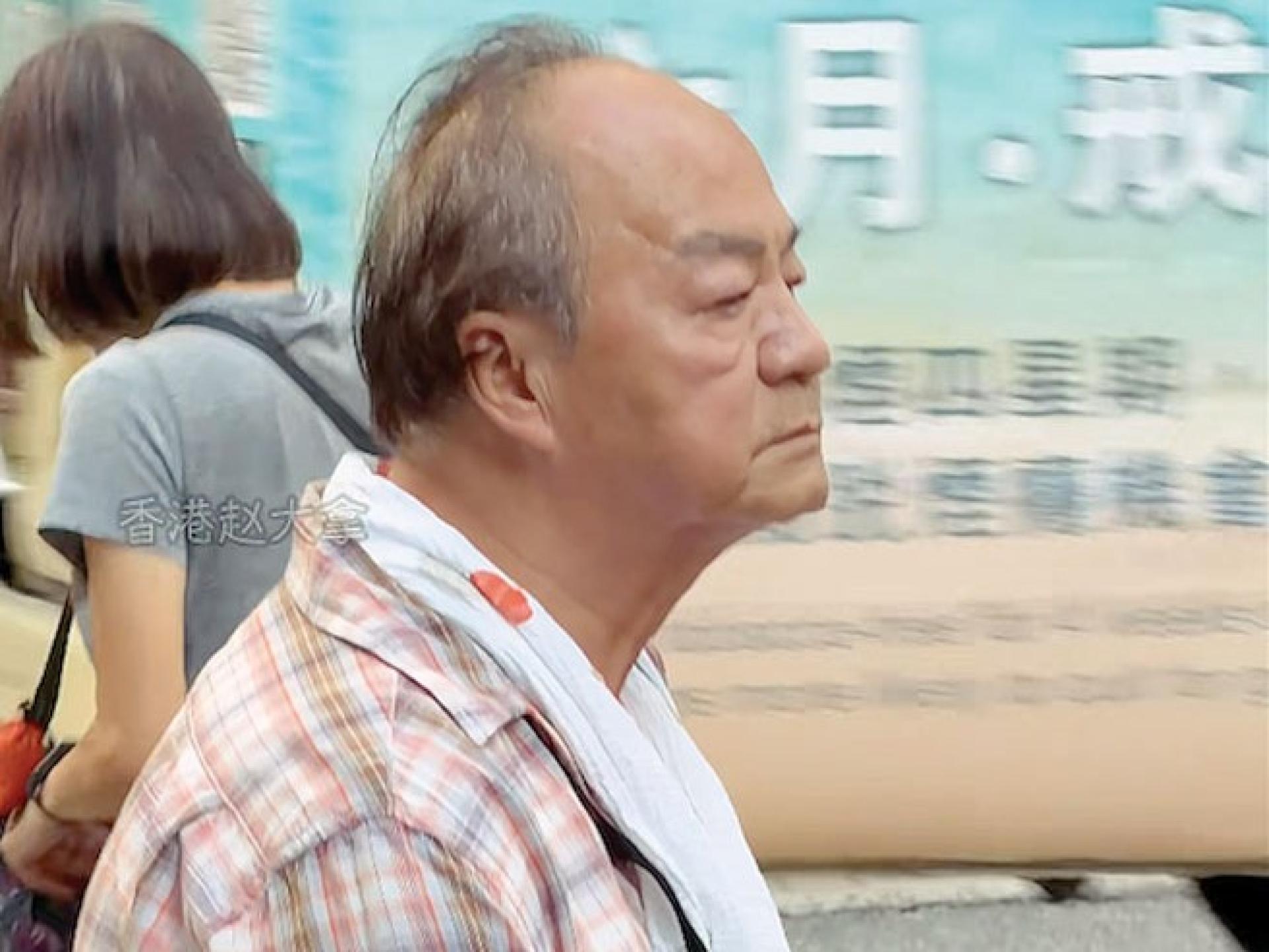 拍摄当天户外高温，79岁高龄的狄龙略显疲态，被拍到表情稍为呆滞，面色也带点苍白。